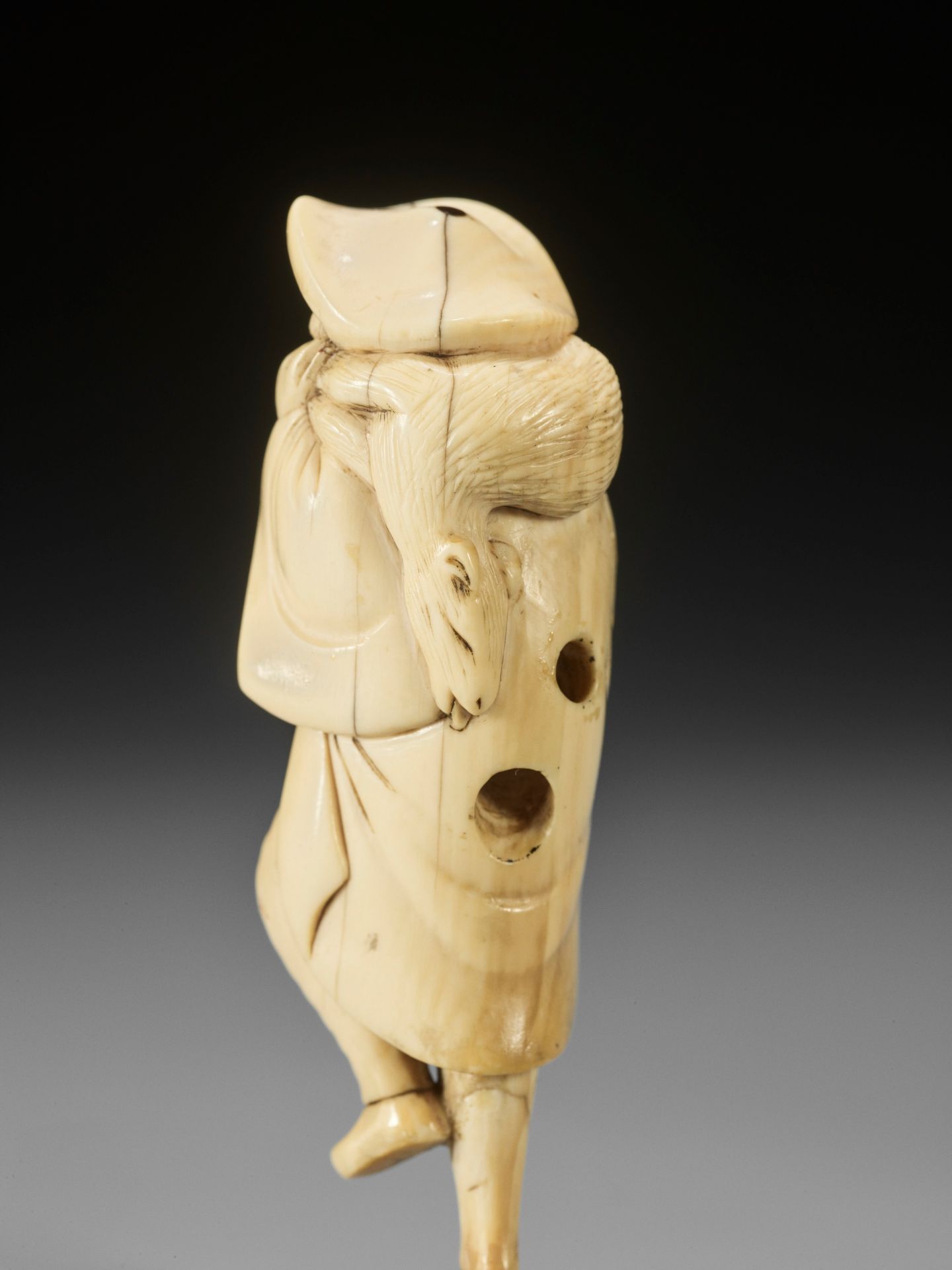 A SUPERB IVORY NETSUKE OF A DUTCHMAN WITH DEER CARCASS - Image 2 of 9