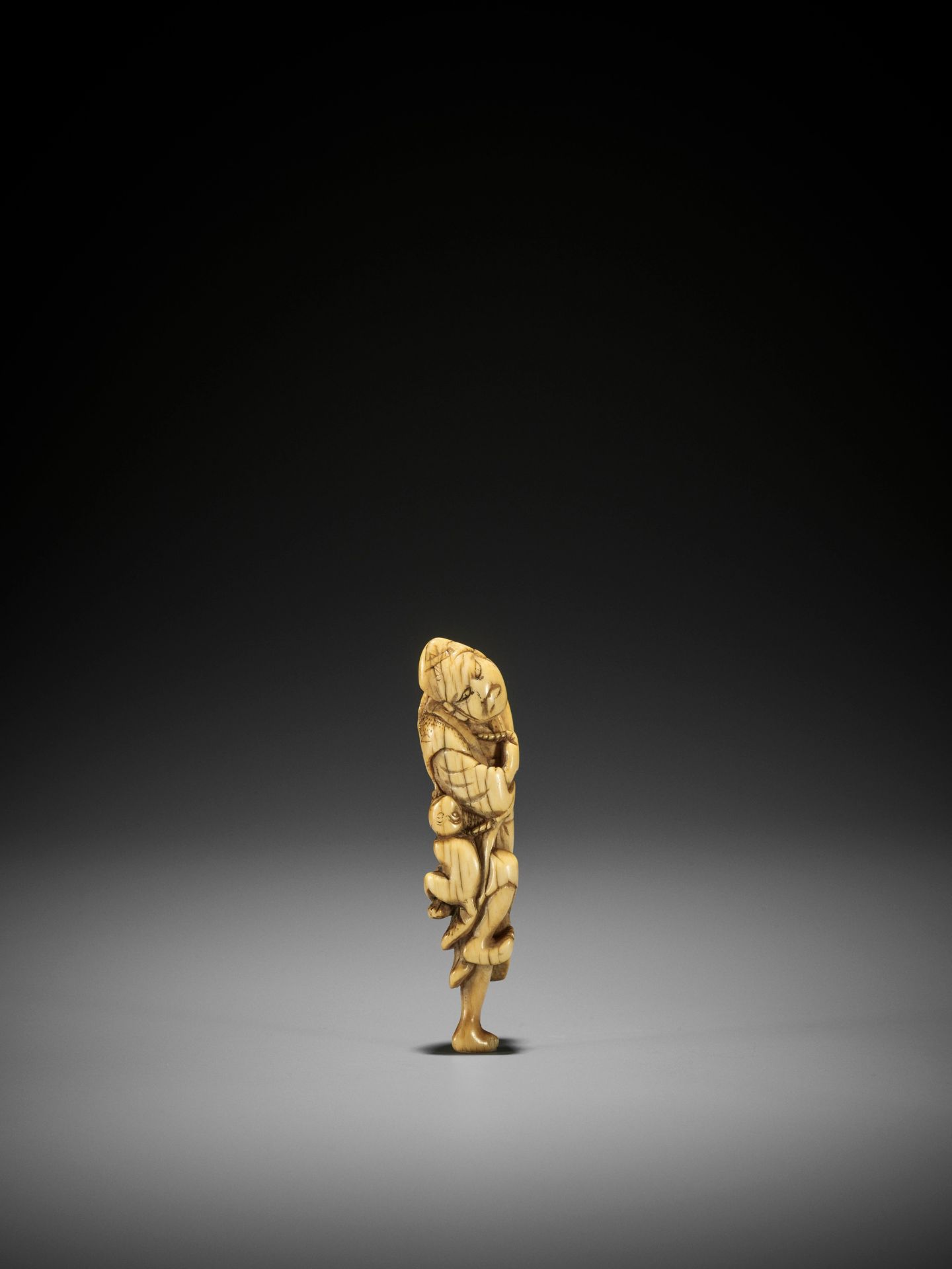 AN EARLY IVORY NETSUKE OF A SARUMAWASHI - Bild 3 aus 6