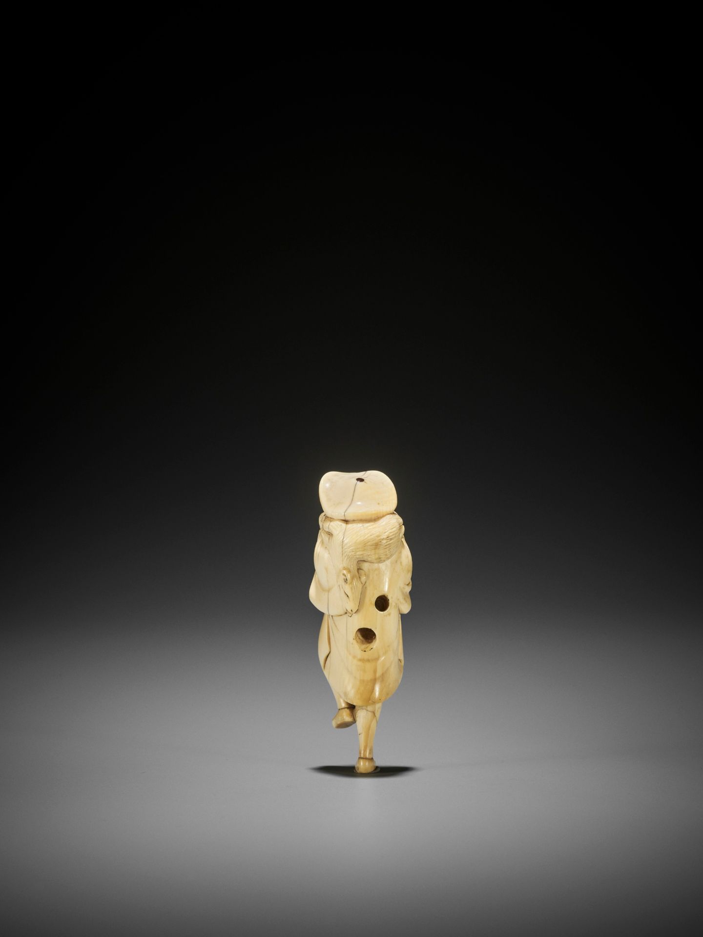 A SUPERB IVORY NETSUKE OF A DUTCHMAN WITH DEER CARCASS - Image 5 of 9