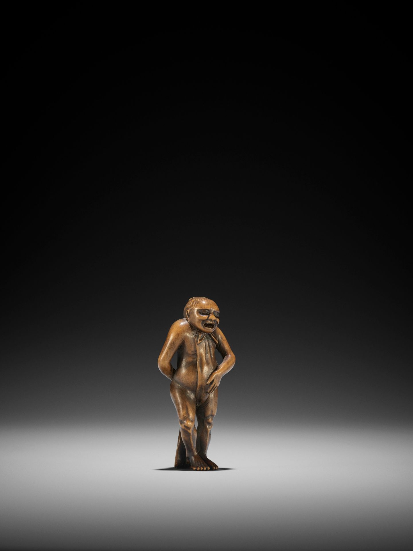 A WOOD NETSUKE OF A NAKED MAN TYING HIS FUNDOSHI - Image 5 of 8