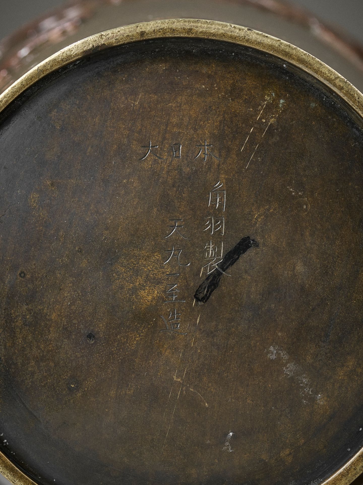 A SUPERB KAKUHA STUDIO INLAID GILT-BRONZE VASE WITH FLYING SPARROWS - Image 12 of 14