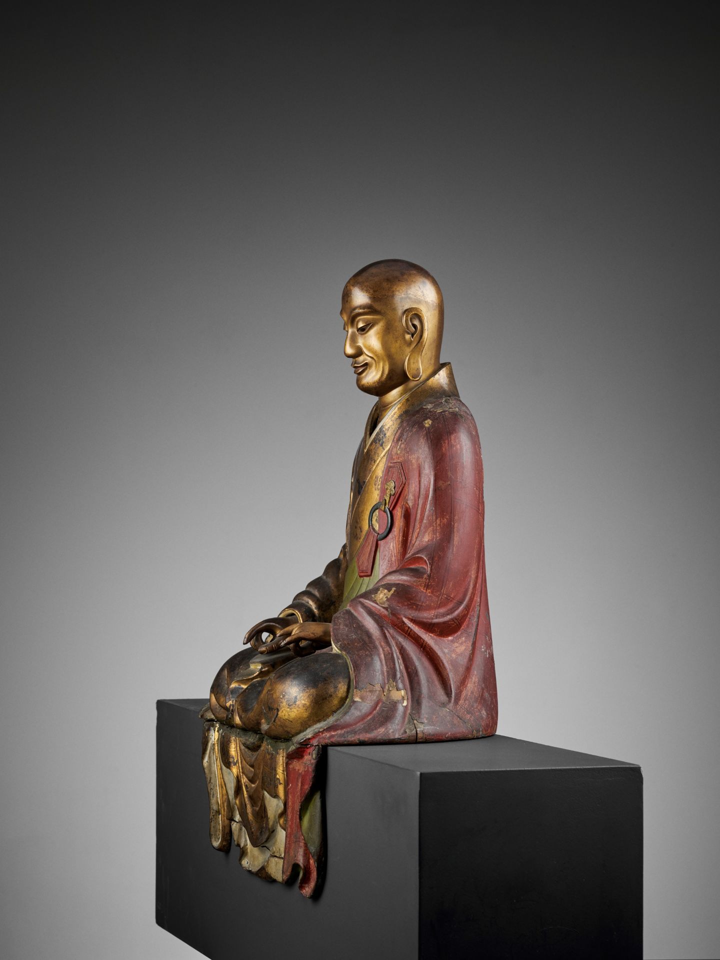 AN IMPORTANT GILT AND LACQUERED WOOD FIGURE OF A RAKAN - Image 5 of 12