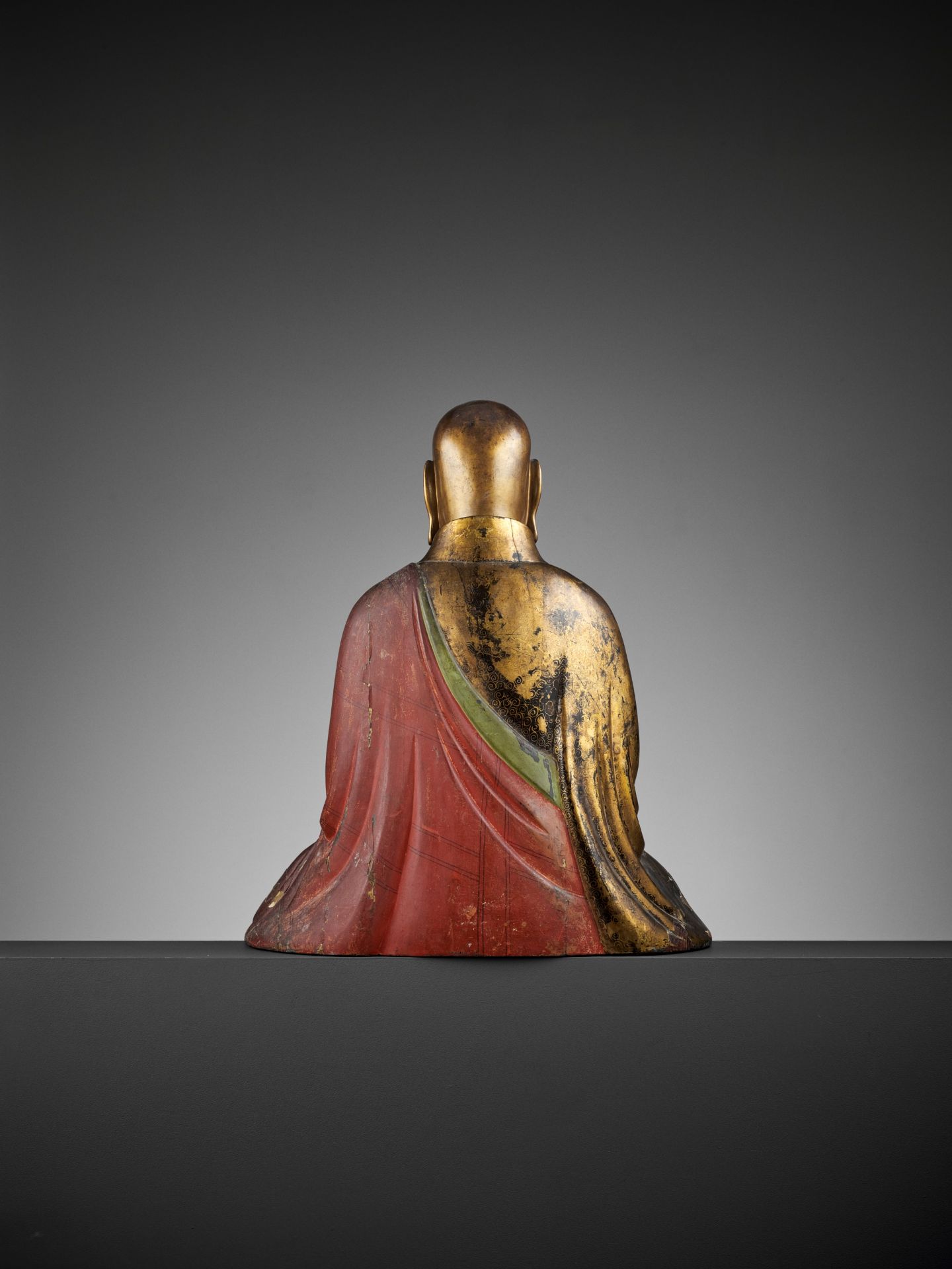 AN IMPORTANT GILT AND LACQUERED WOOD FIGURE OF A RAKAN - Image 6 of 12