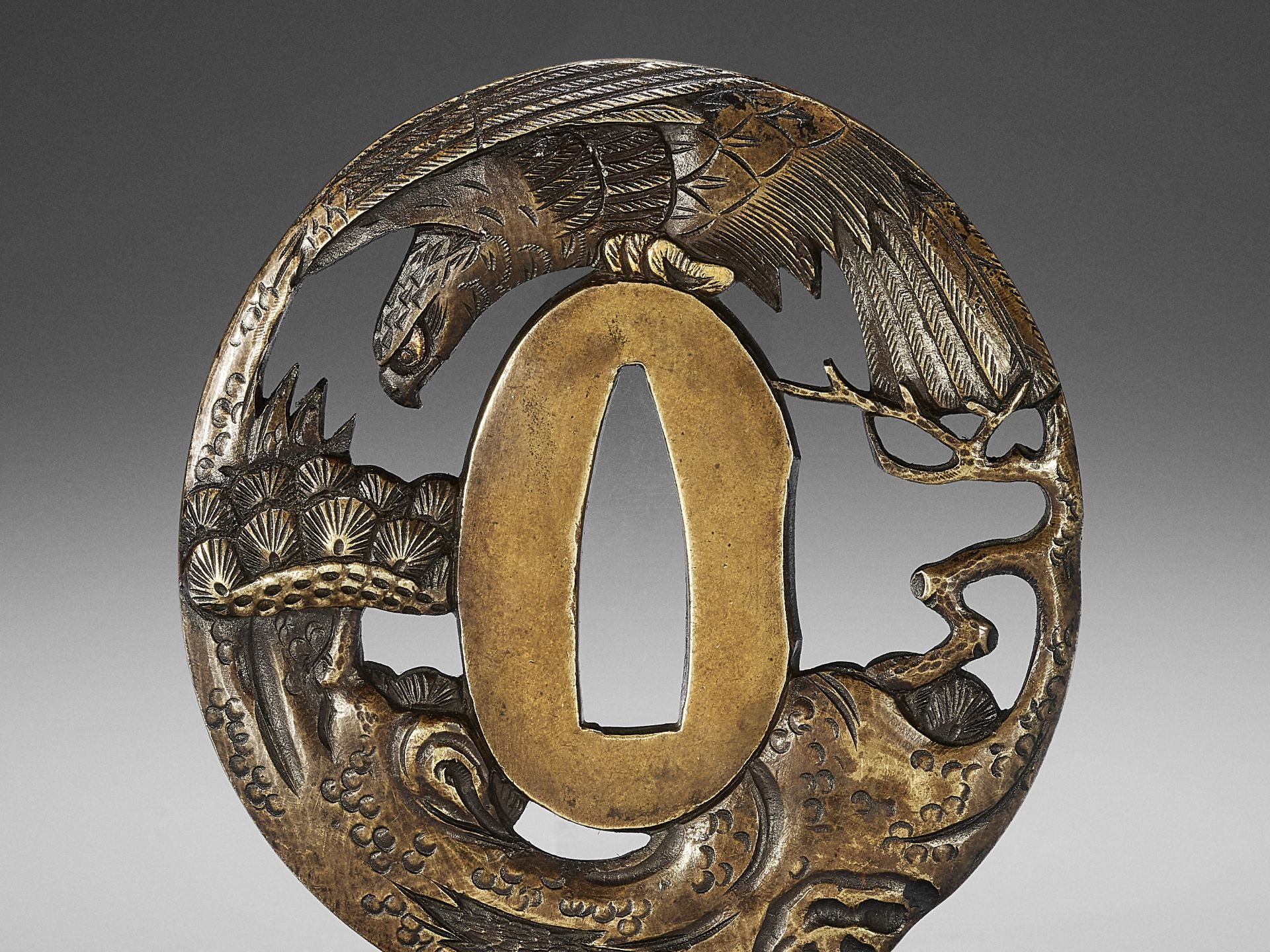 A SENTOKU TSUBA DEPICTING AN EAGLE AND PINE TREE - Image 4 of 5