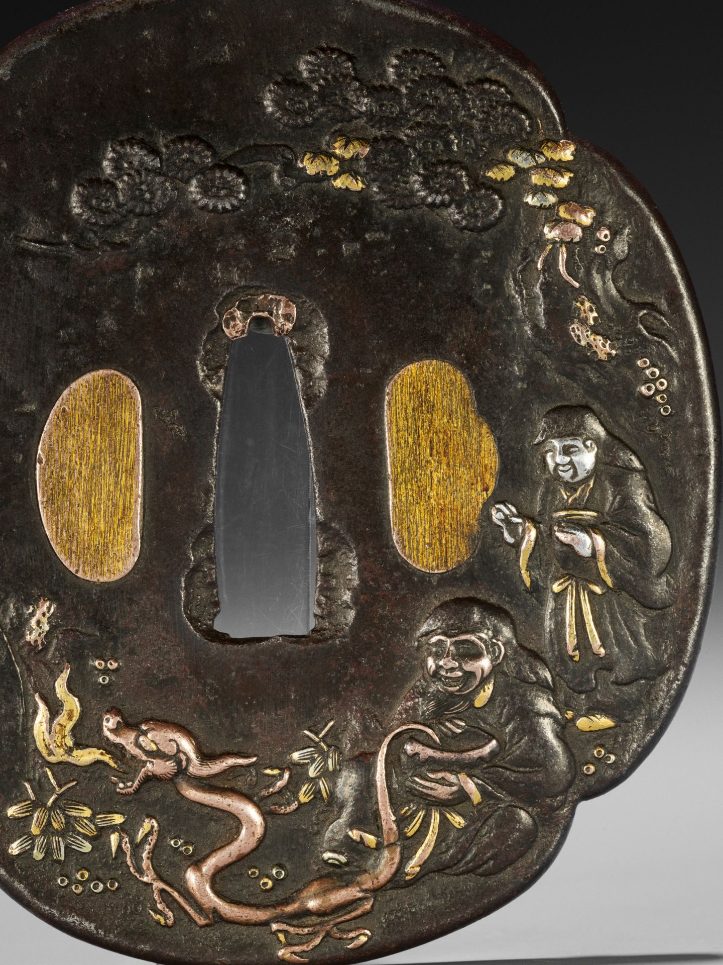 AN INLAID IRON TSUBA WITH CHINNAN SENNIN - Image 2 of 5