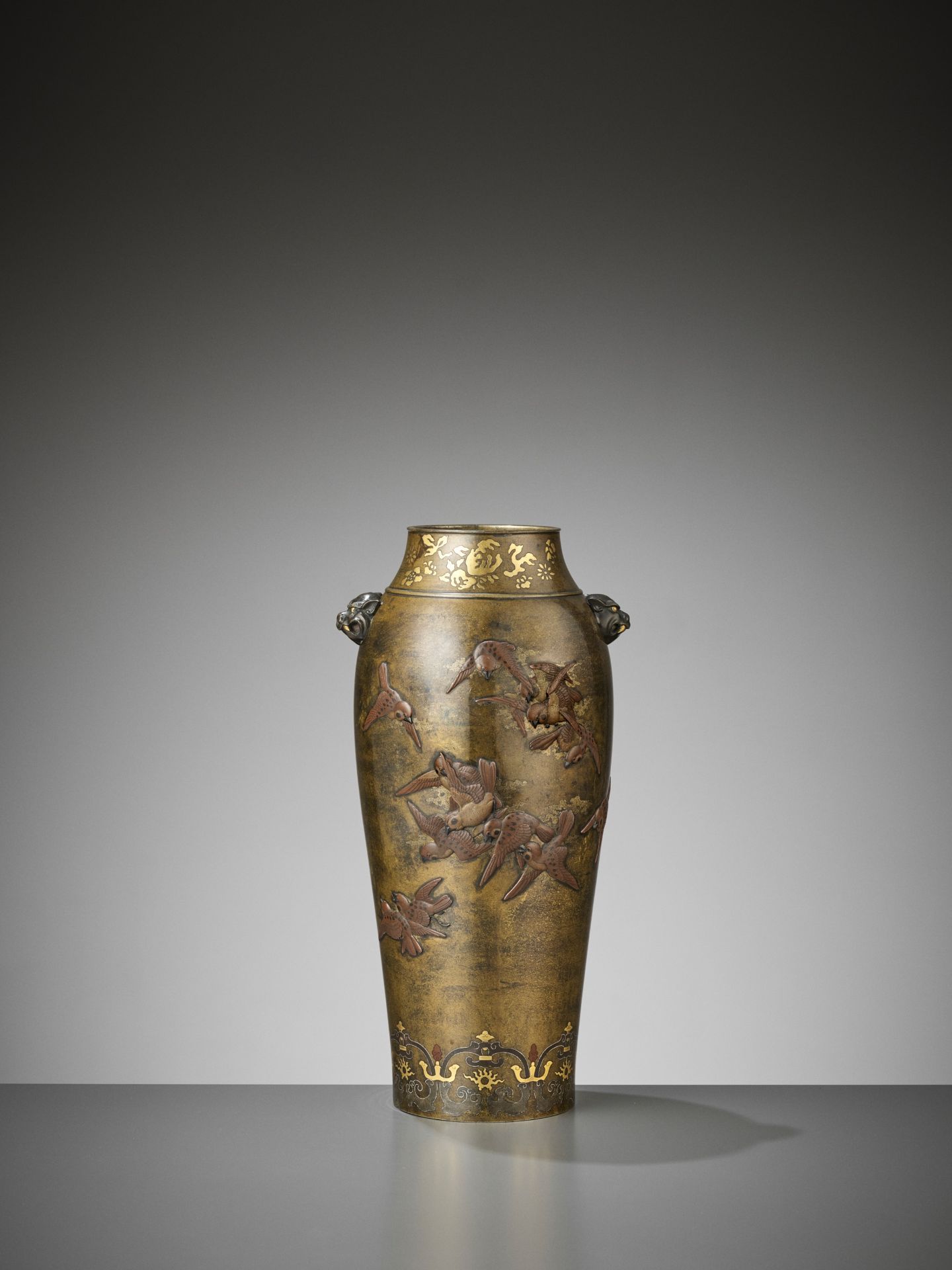 A SUPERB KAKUHA STUDIO INLAID GILT-BRONZE VASE WITH FLYING SPARROWS - Image 6 of 14