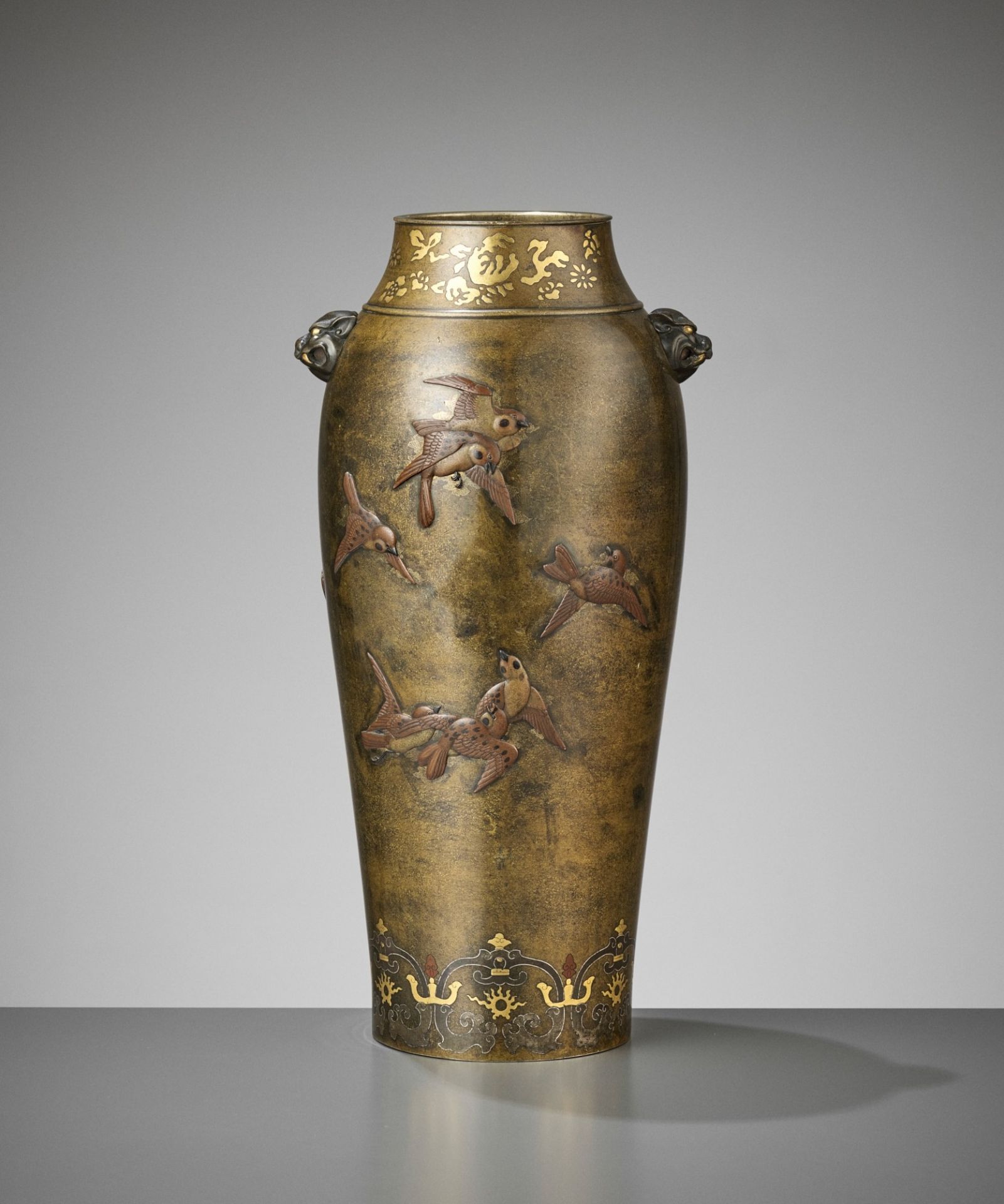 A SUPERB KAKUHA STUDIO INLAID GILT-BRONZE VASE WITH FLYING SPARROWS