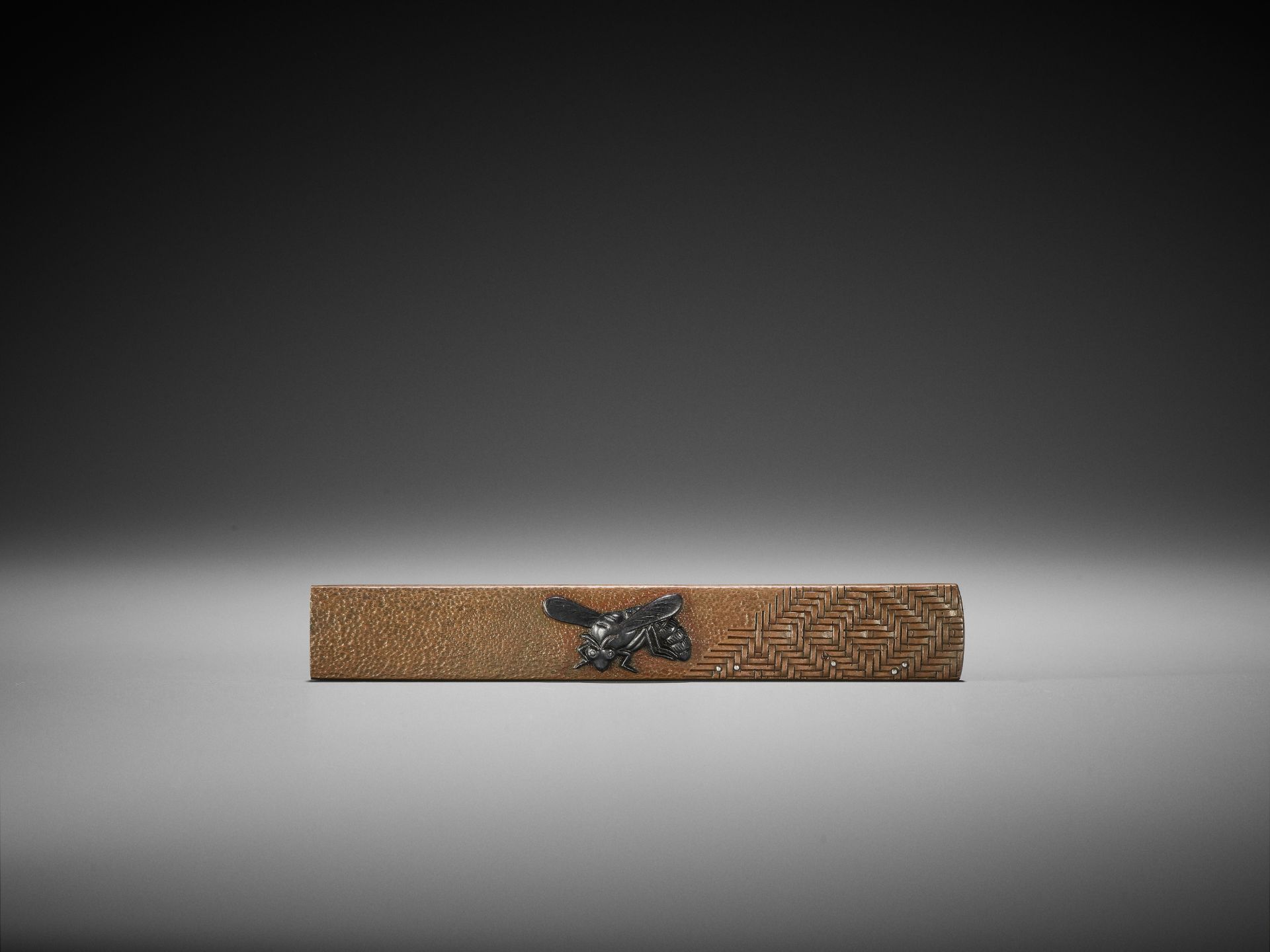 A SILVER AND SHAKUDO-INLAID COPPER KOZUKA WITH A WASP - Image 2 of 4