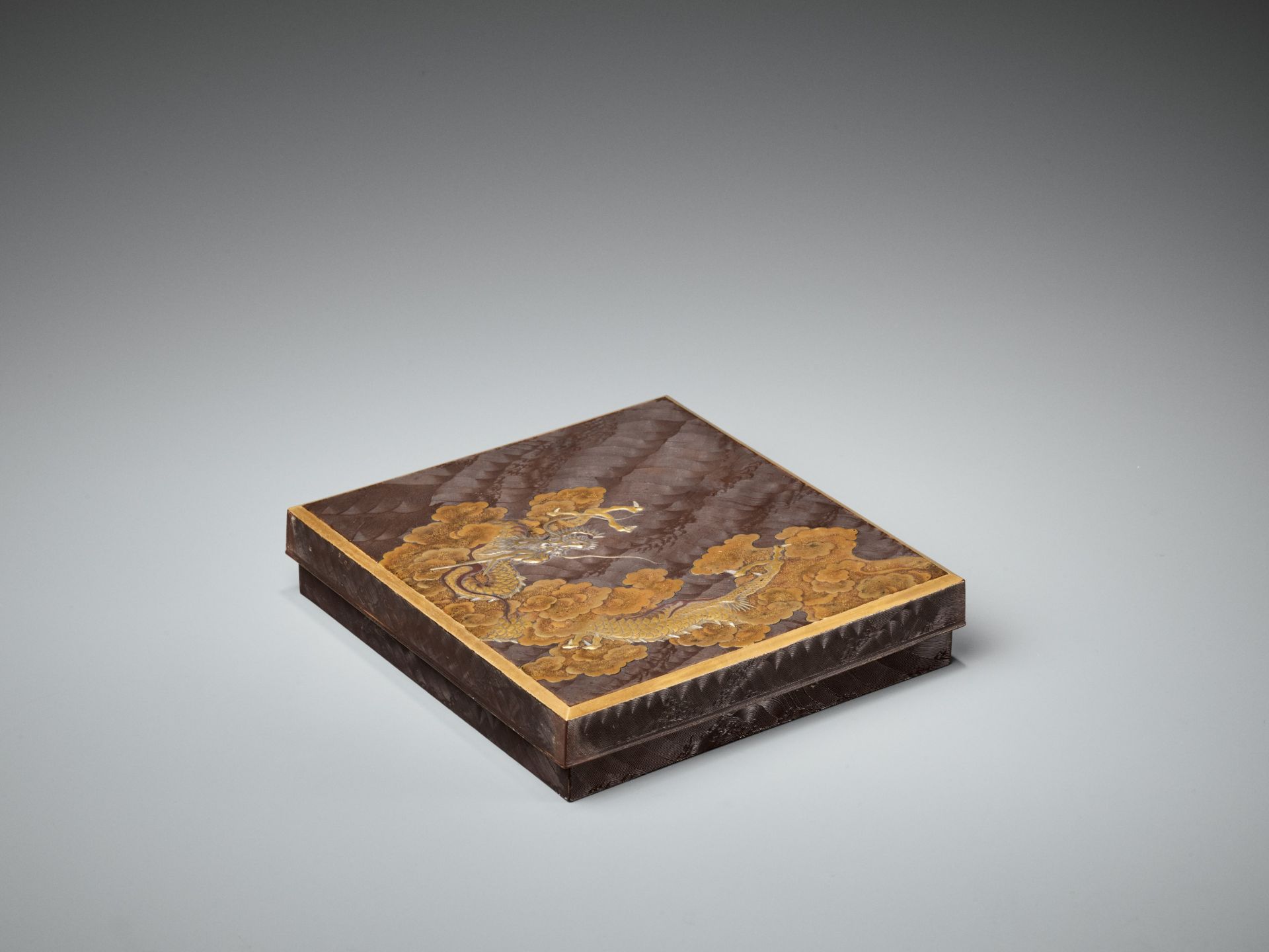 A SUPERB ZESHIN-STYLE INLAID LACQUER SUZURIBAKO WITH DRAGON AMONGST CLOUDS AND COMBED WAVES - Image 11 of 20