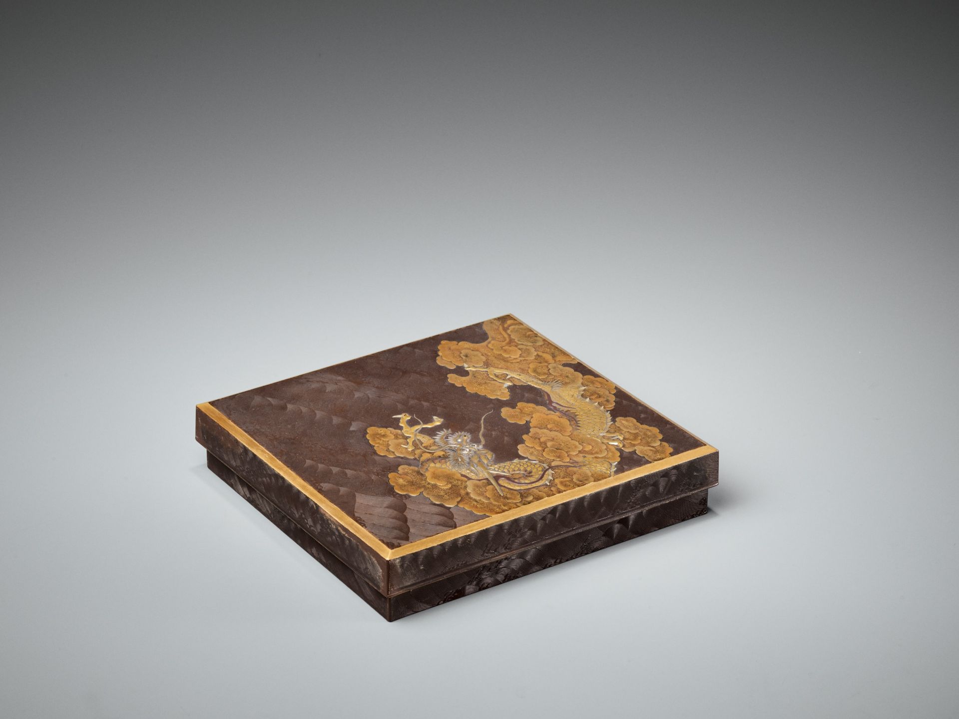 A SUPERB ZESHIN-STYLE INLAID LACQUER SUZURIBAKO WITH DRAGON AMONGST CLOUDS AND COMBED WAVES - Image 10 of 20