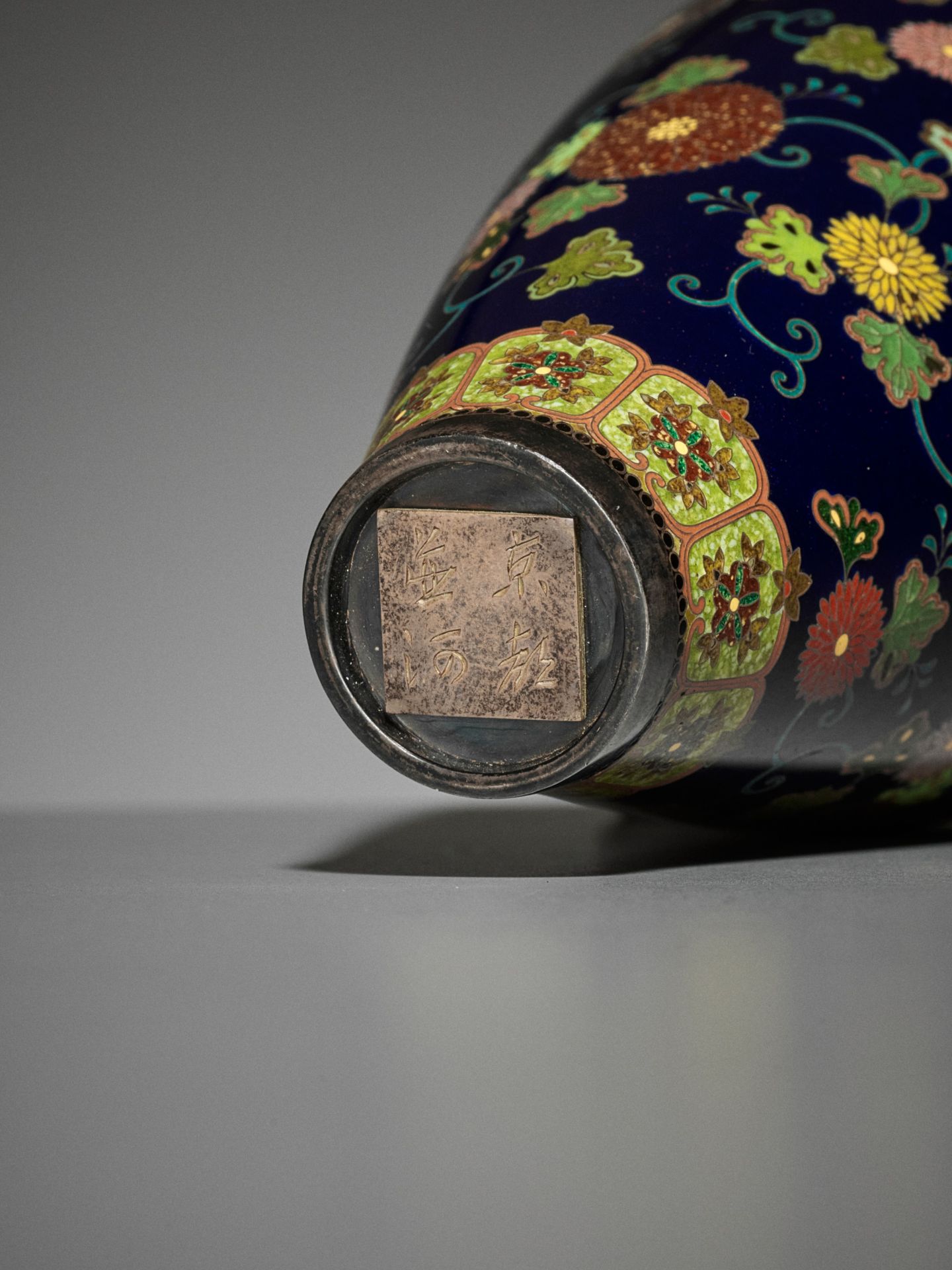 NAMIKAWA YASUYUKI: A FINE CLOISONNE ENAMEL VASE - Image 10 of 12