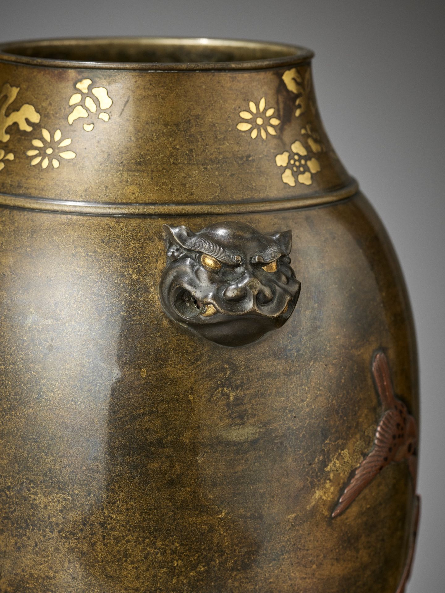 A SUPERB KAKUHA STUDIO INLAID GILT-BRONZE VASE WITH FLYING SPARROWS - Image 4 of 14