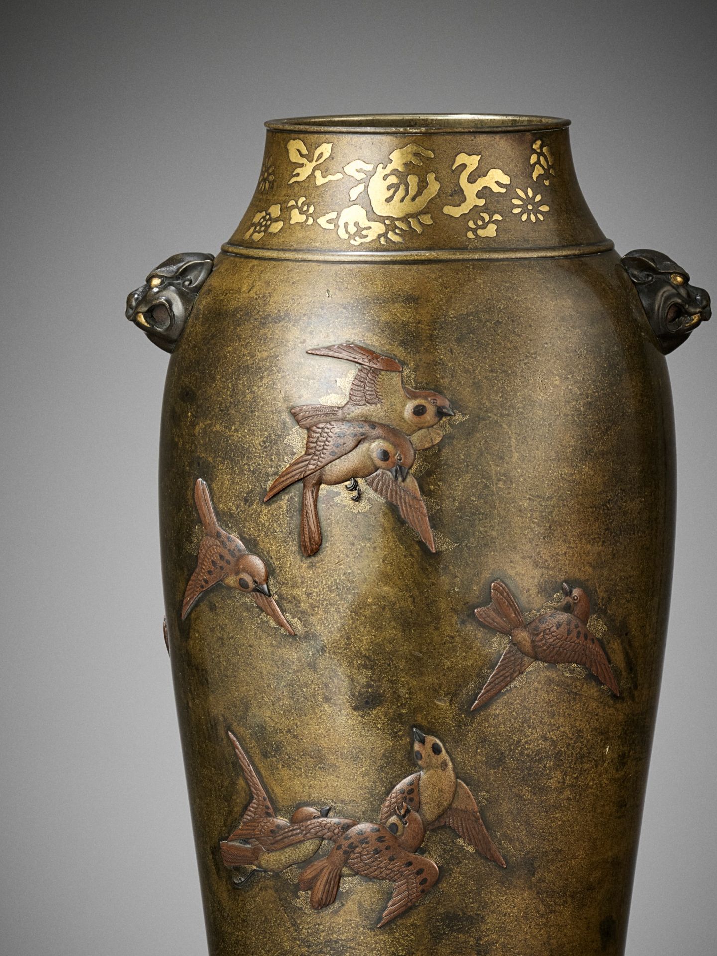 A SUPERB KAKUHA STUDIO INLAID GILT-BRONZE VASE WITH FLYING SPARROWS - Image 5 of 14