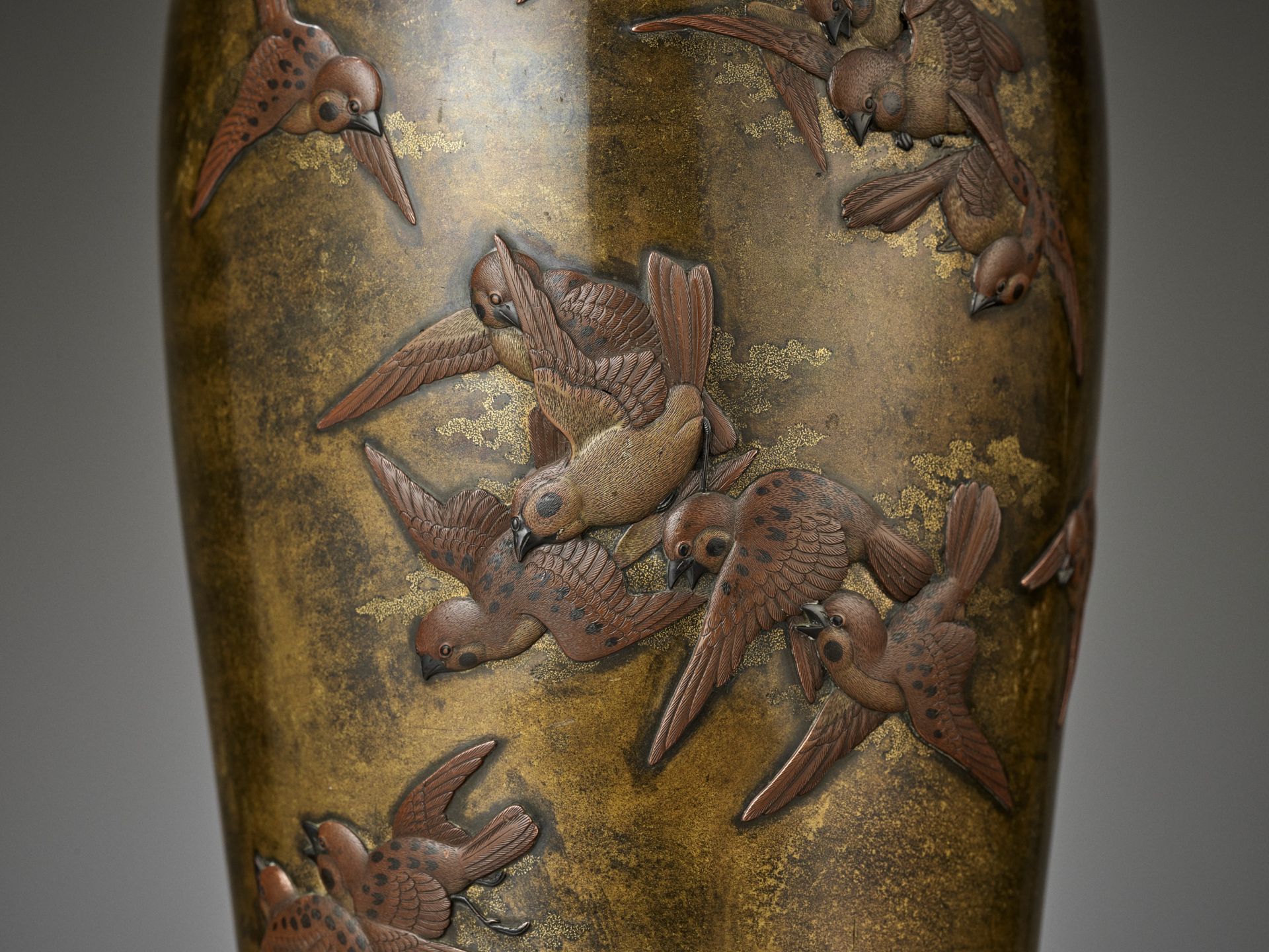 A SUPERB KAKUHA STUDIO INLAID GILT-BRONZE VASE WITH FLYING SPARROWS - Image 2 of 14