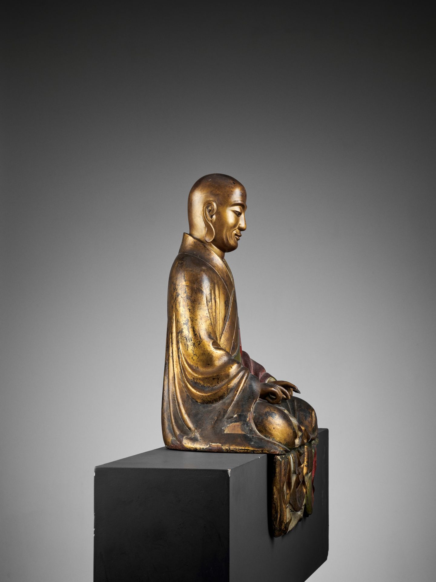 AN IMPORTANT GILT AND LACQUERED WOOD FIGURE OF A RAKAN - Image 7 of 12