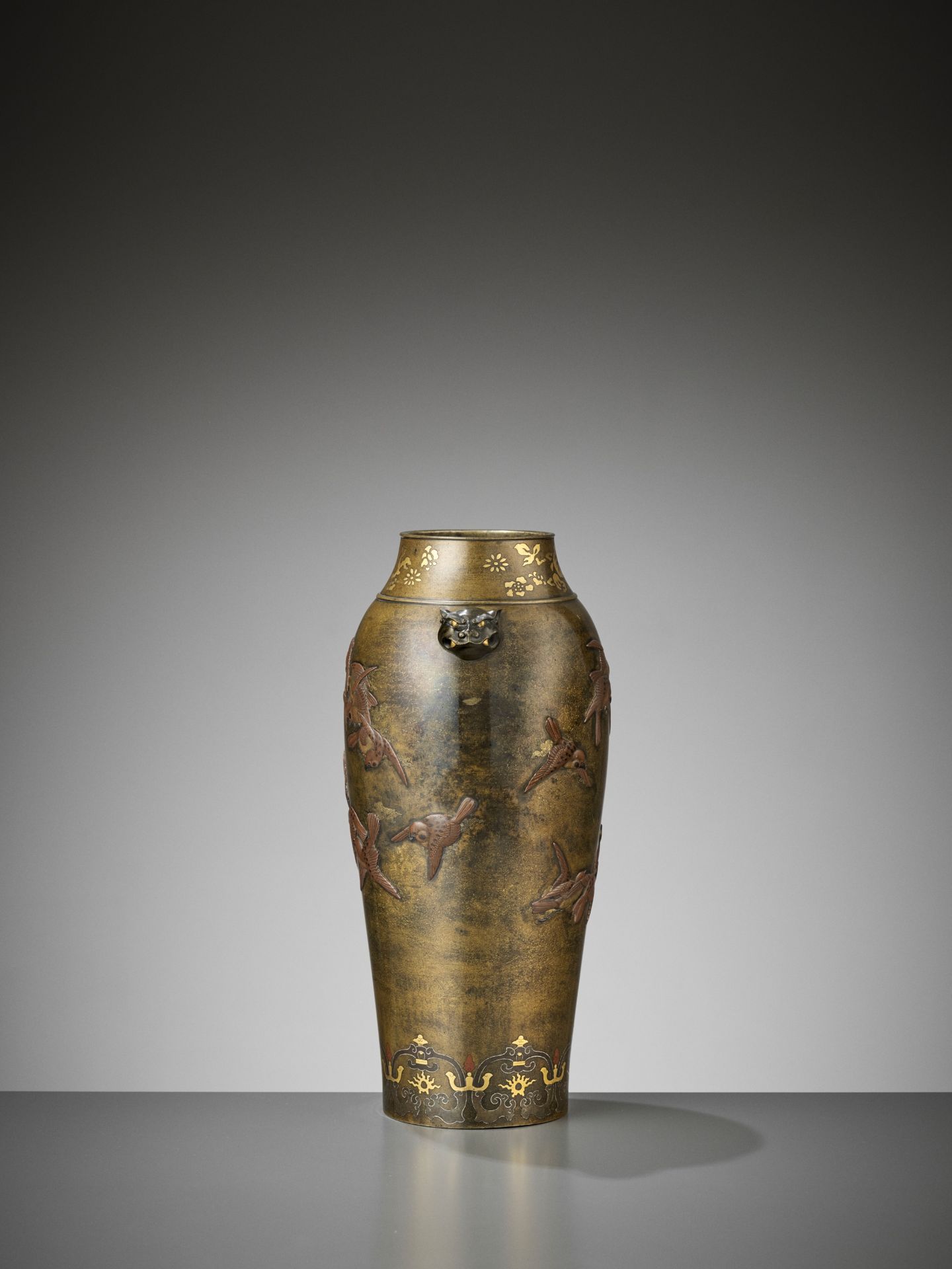 A SUPERB KAKUHA STUDIO INLAID GILT-BRONZE VASE WITH FLYING SPARROWS - Image 7 of 14