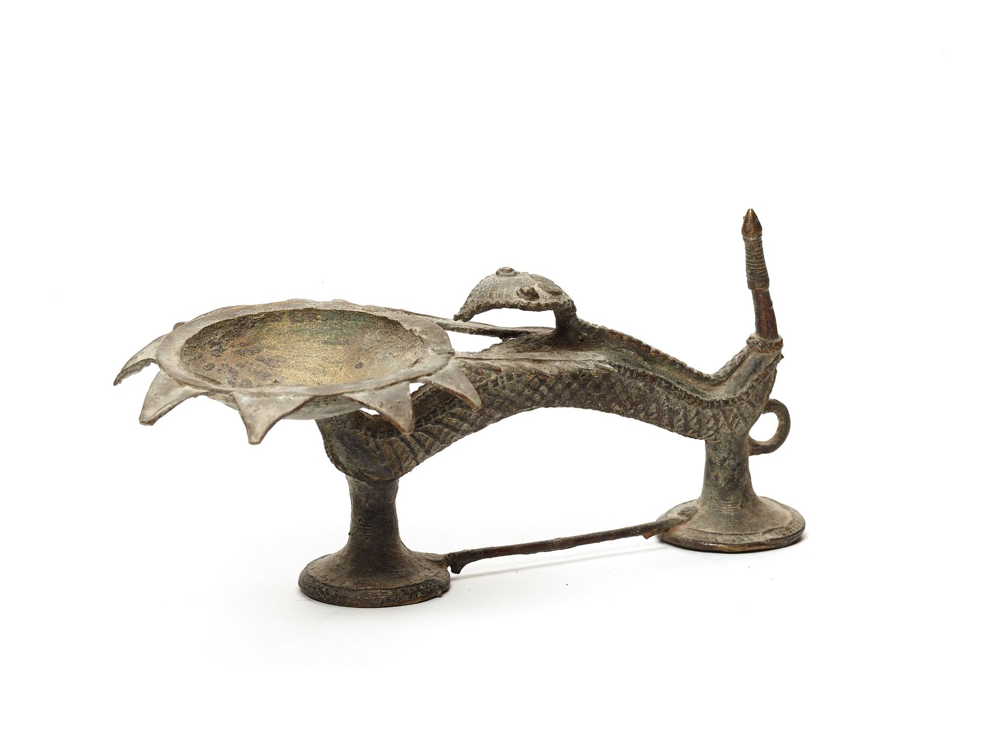 A FINE BASTAR BRONZE OIL LAMP - Image 2 of 4