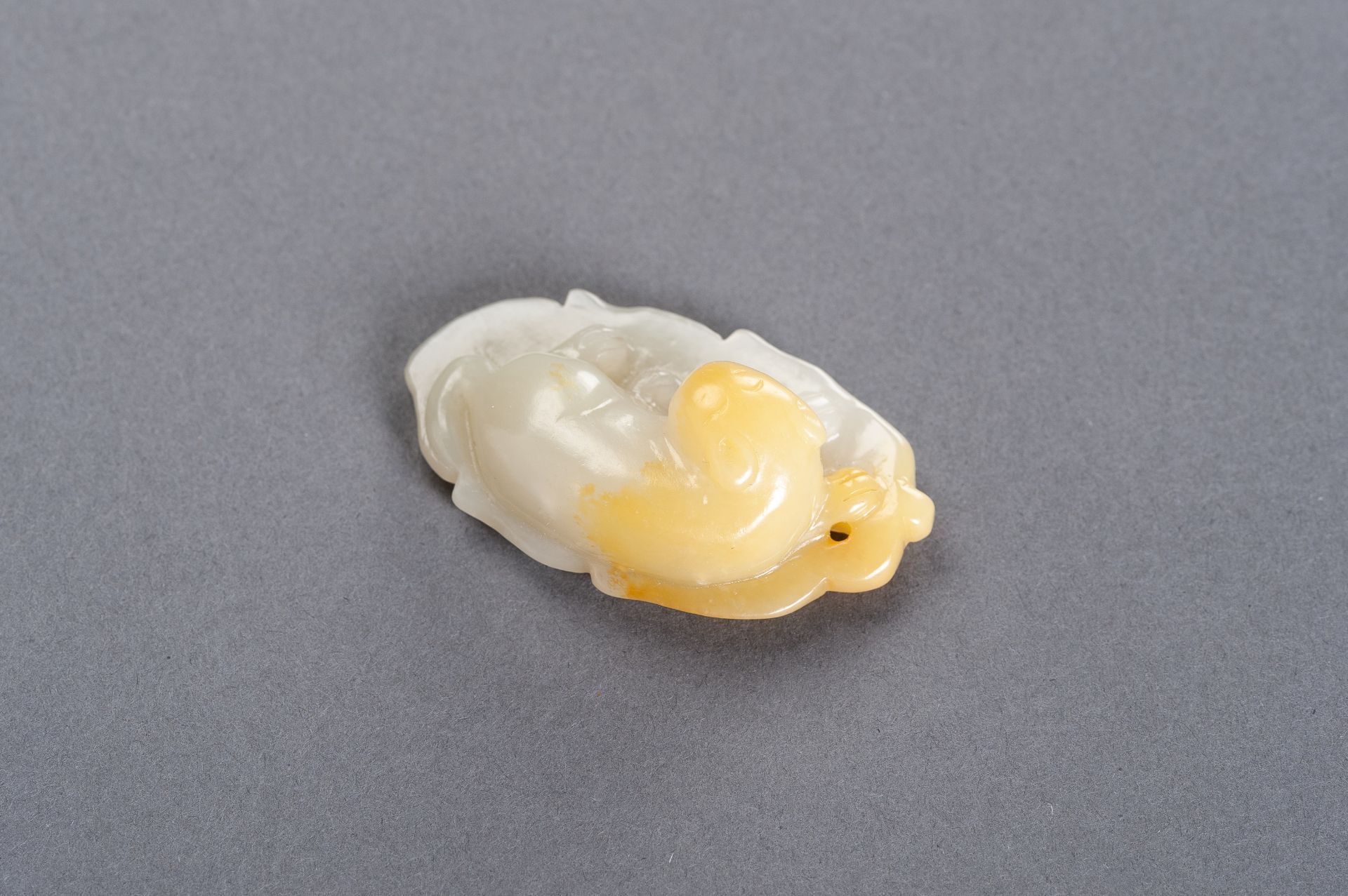 A CELADON AND YELLOW JADE 'CAT ON LEAF' PENDANT, LATE QING TO REPUBLIC - Image 5 of 7