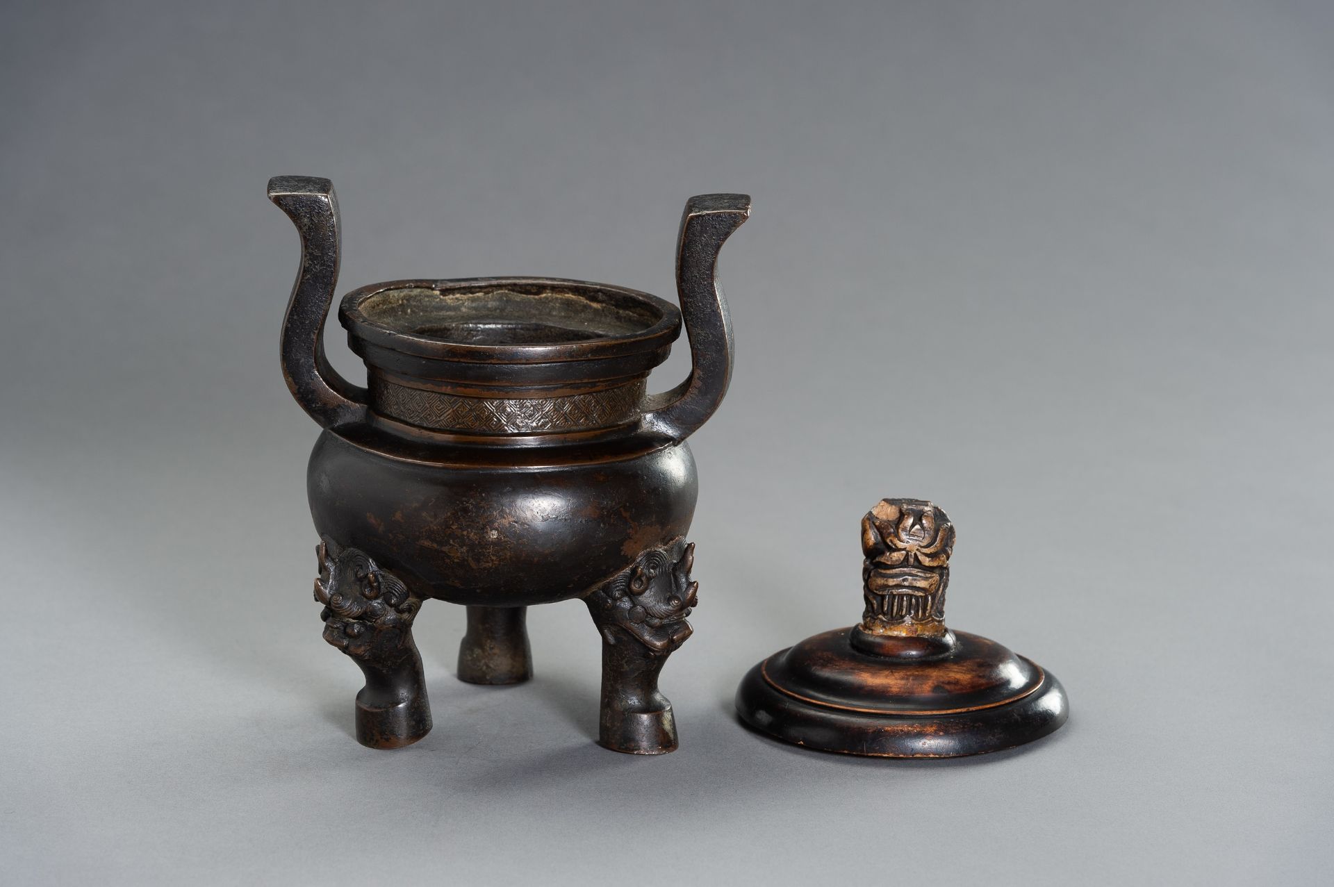 A HEAVILY CAST BRONZE TRIPOD CENSER - Image 6 of 8