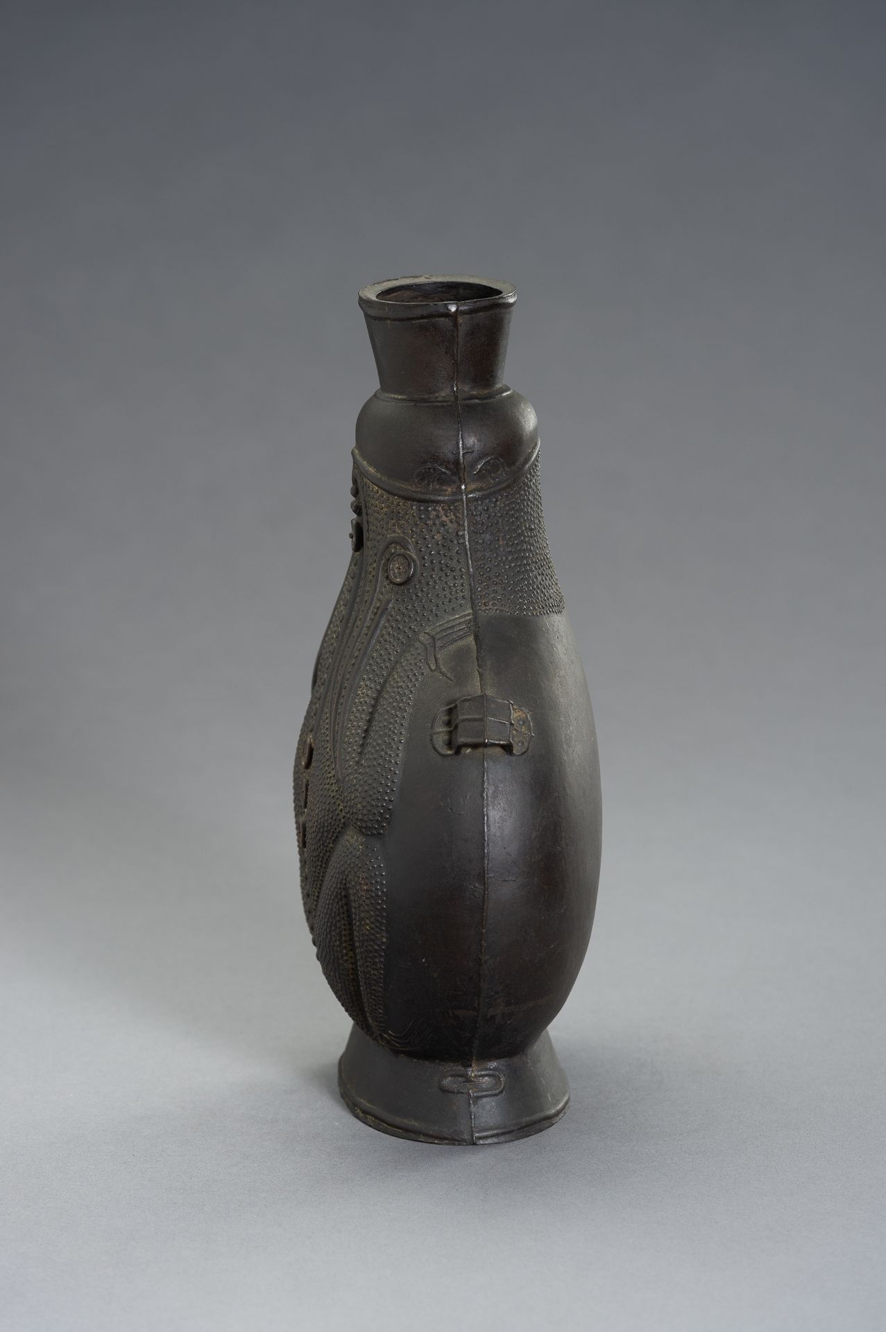 A REMARKABLE BRONZE TOAD FLASK - Image 3 of 13