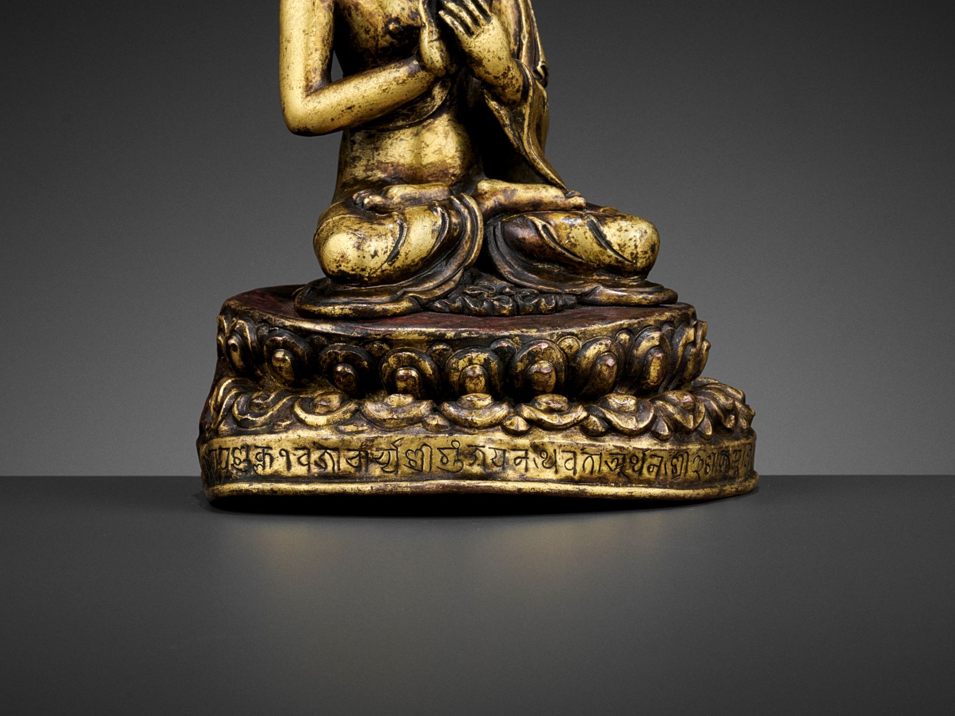A GILT BRONZE FIGURE OF A CROWNED BUDDHA, DATED 1709 - Image 6 of 13
