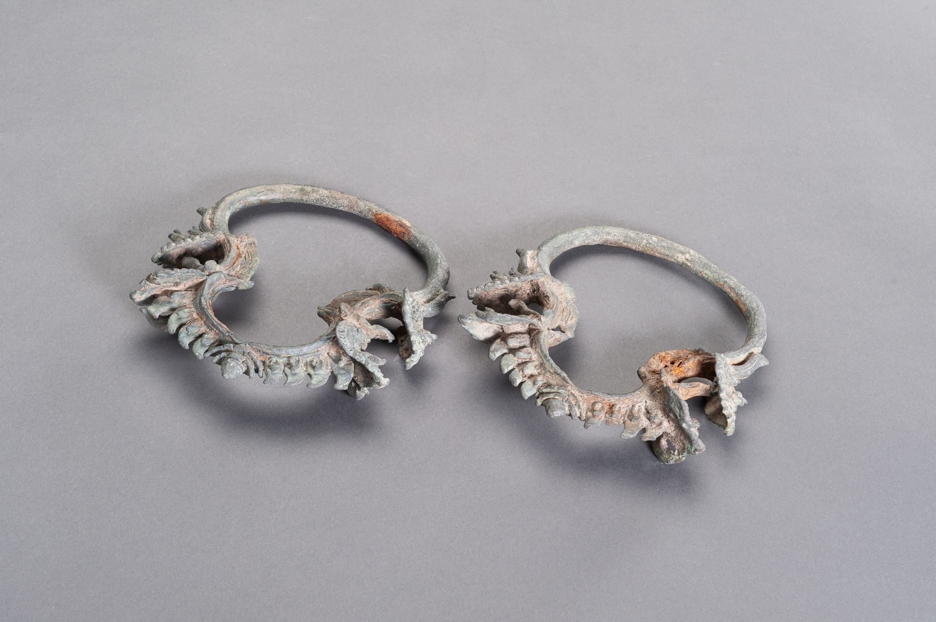 A PAIR OF KHMER BRONZE PALANQUIN RINGS - Image 7 of 8