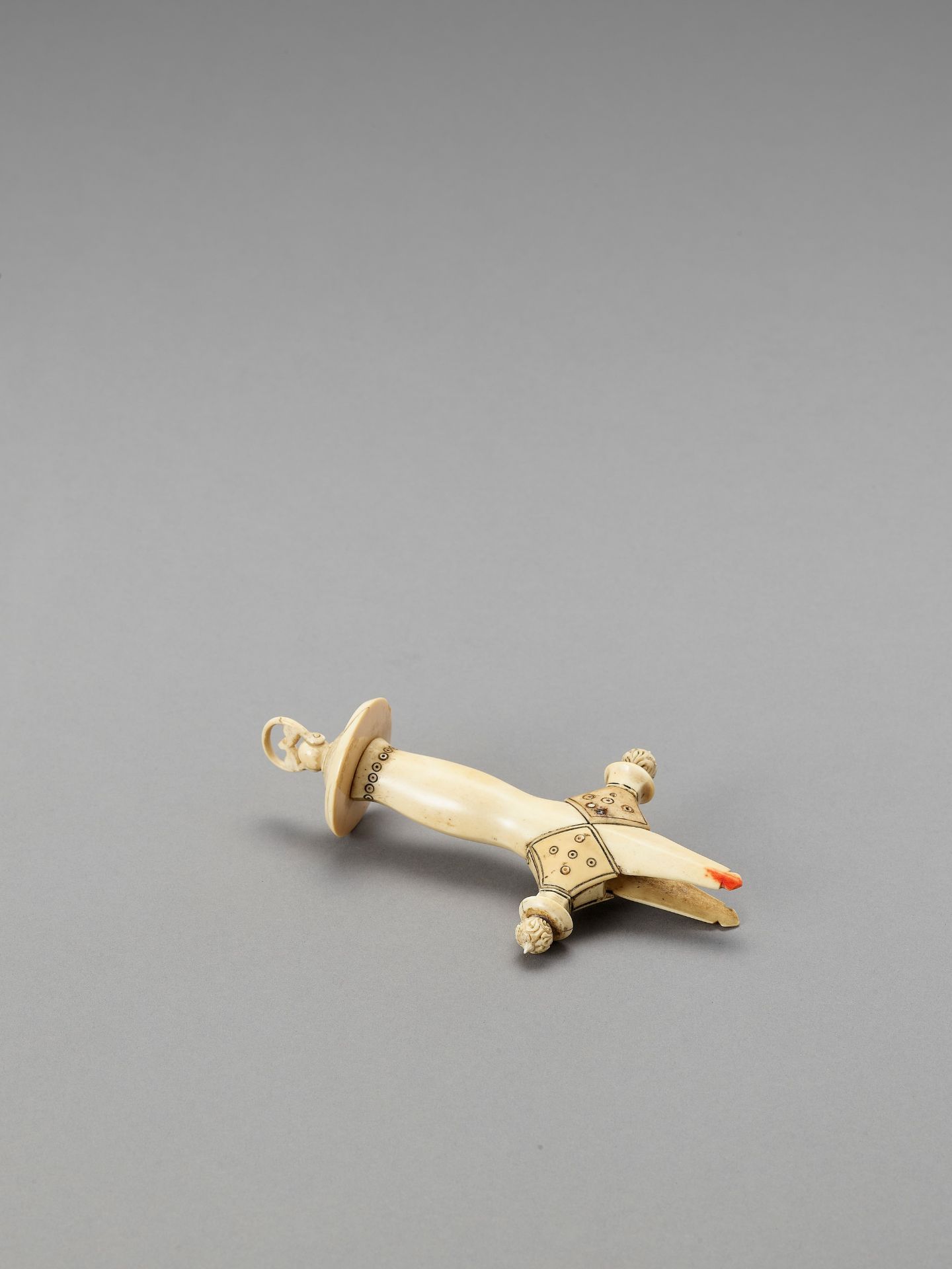 AN INDIAN IVORY SWORD HANDLE - Image 3 of 4