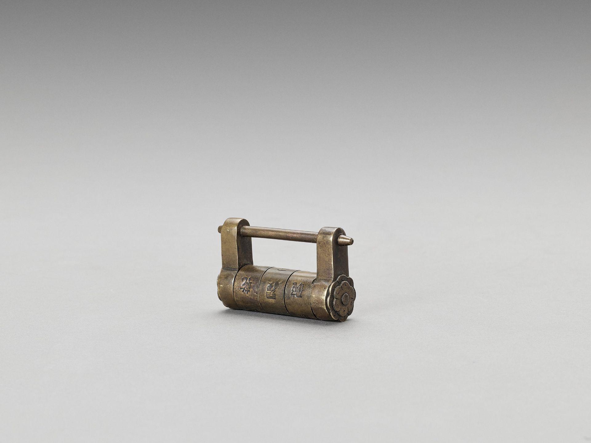 A FULLY FUNCTIONING CHINESE BRASS PADLOCK - Image 3 of 6