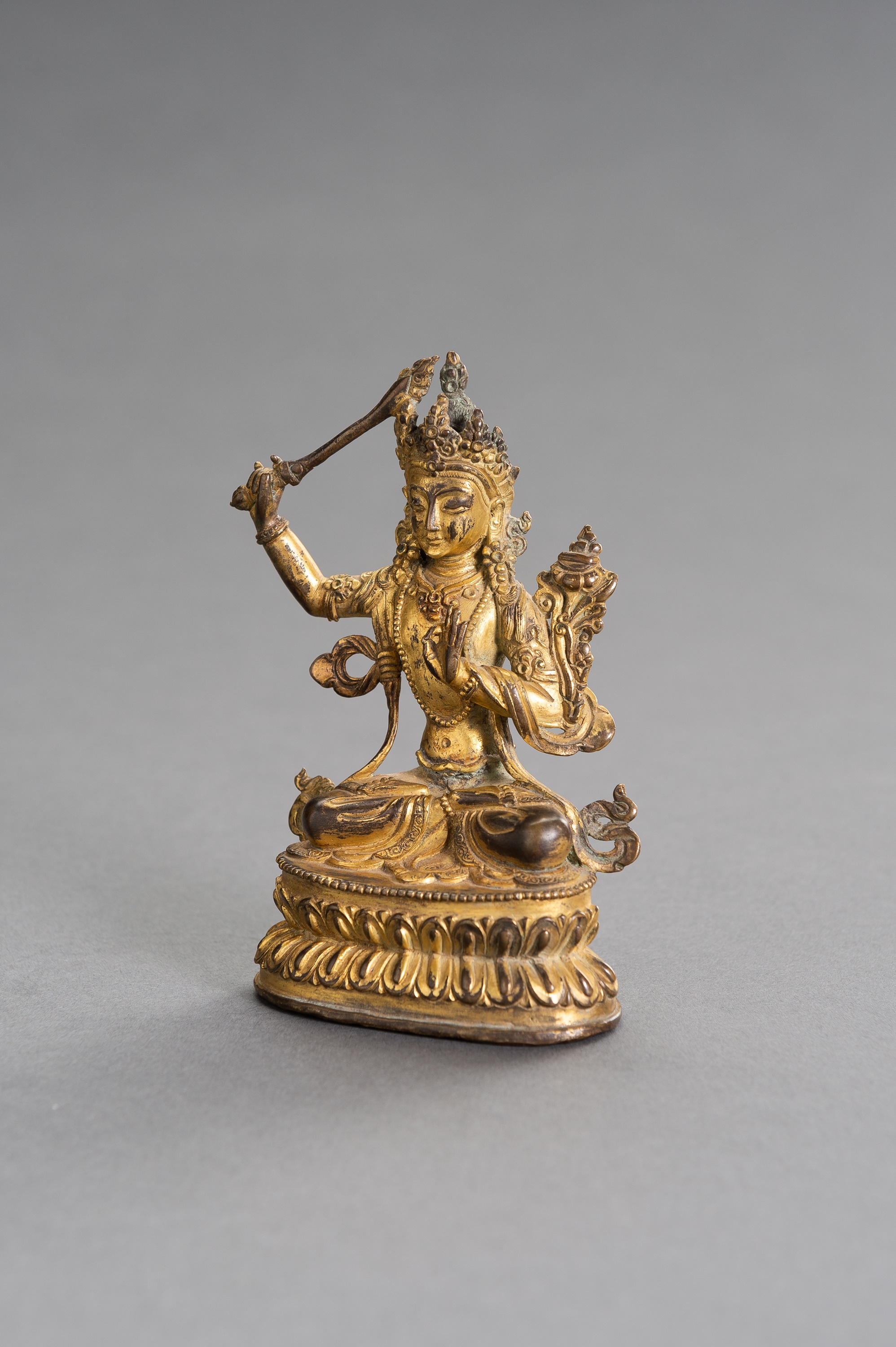 A GILT BRONZE FIGURE OF MANJUSHRI - Image 5 of 8