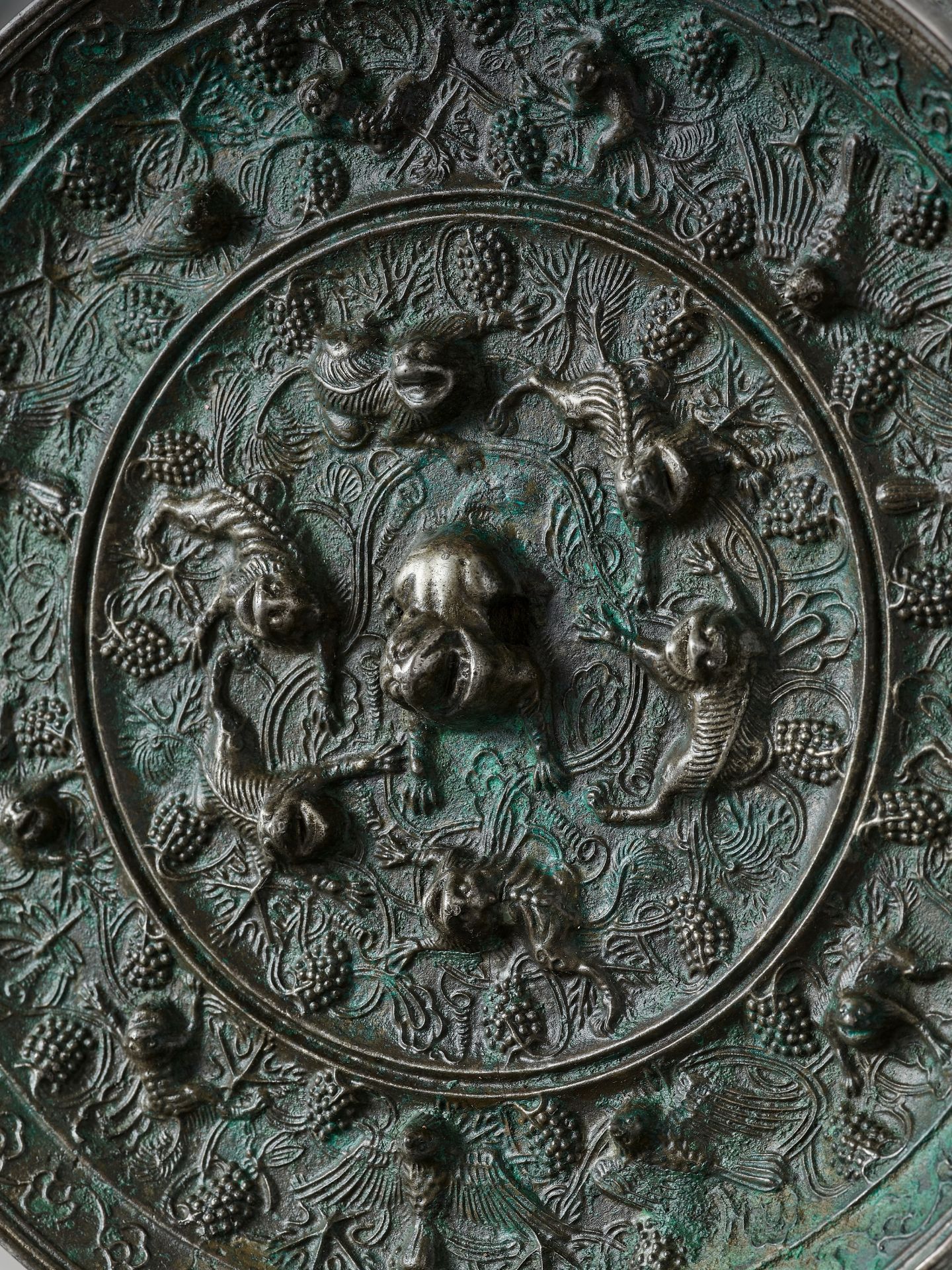 A LARGE CIRCULAR BRONZE 'LION AND GRAPEVINE' MIRROR - Image 4 of 4