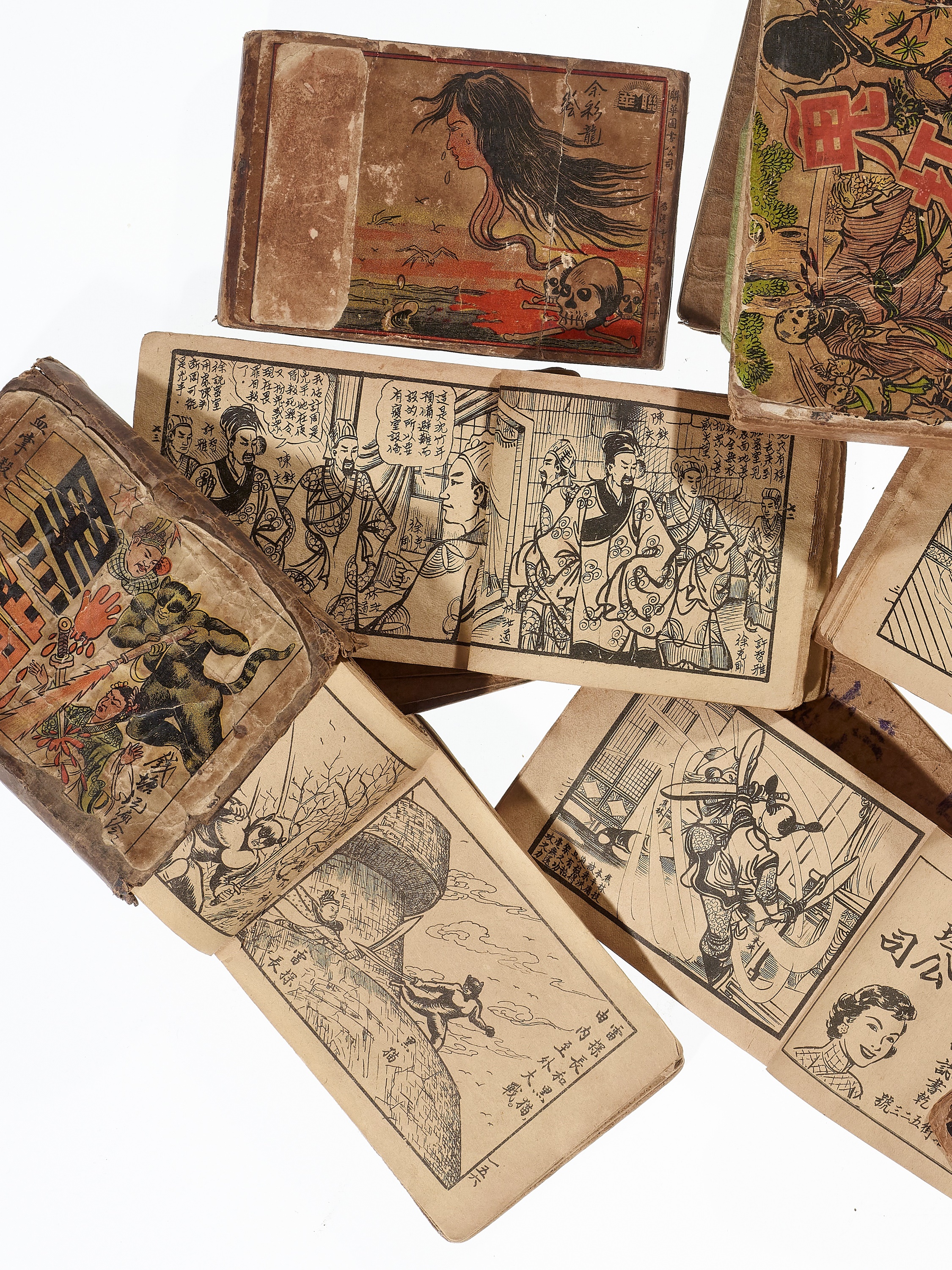 FIVE SETS OF EARLY CHINESE COMICS - Image 2 of 5