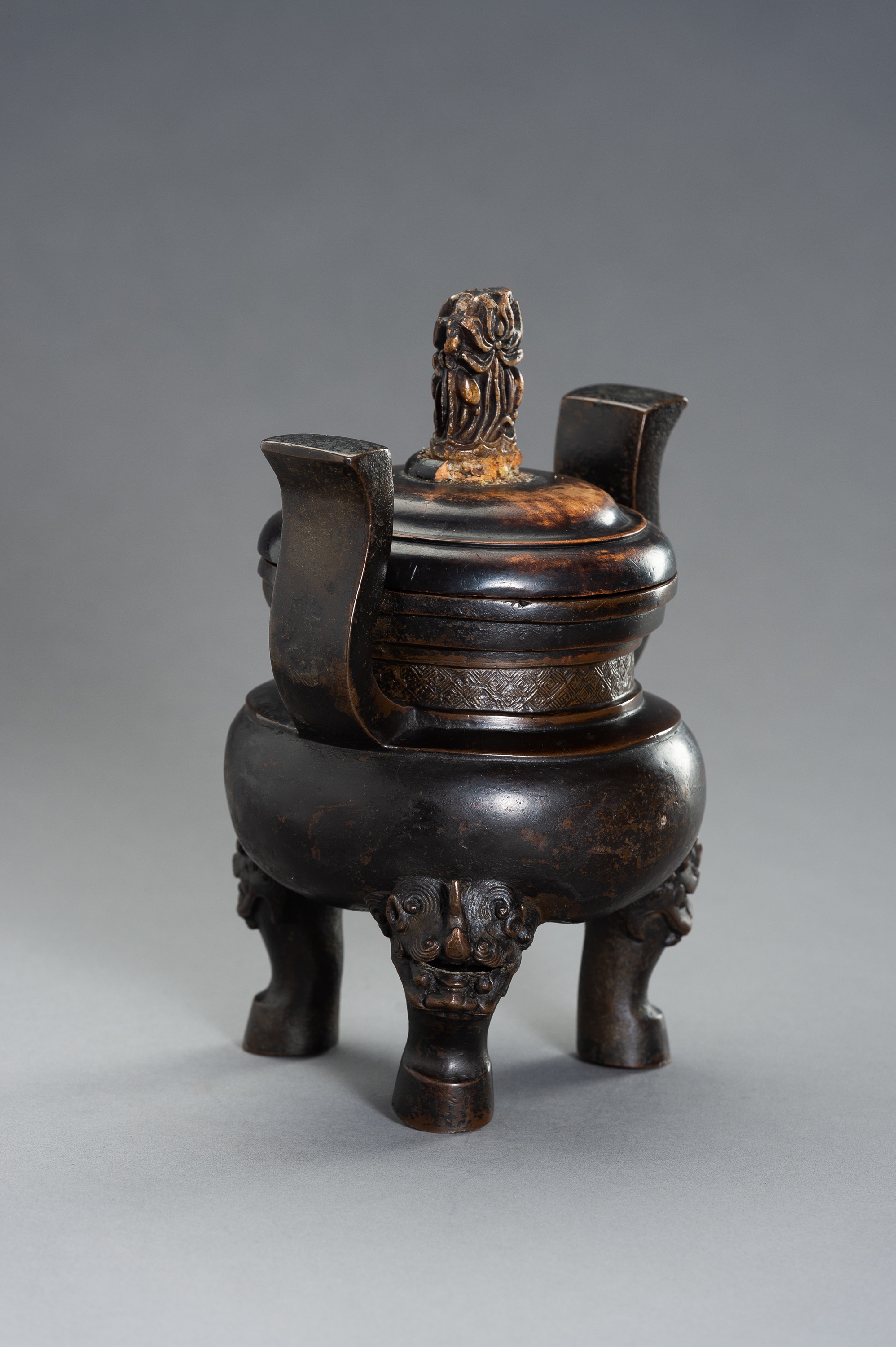 A HEAVILY CAST BRONZE TRIPOD CENSER - Image 2 of 8