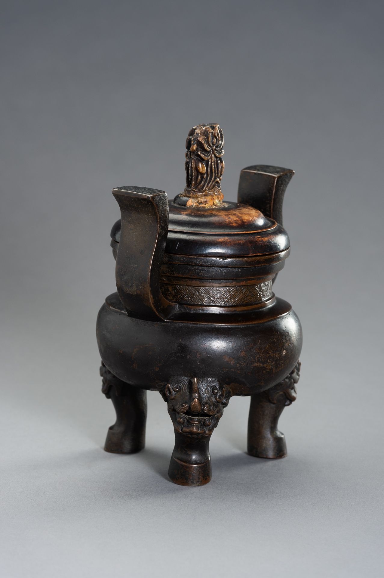 A HEAVILY CAST BRONZE TRIPOD CENSER - Image 2 of 8