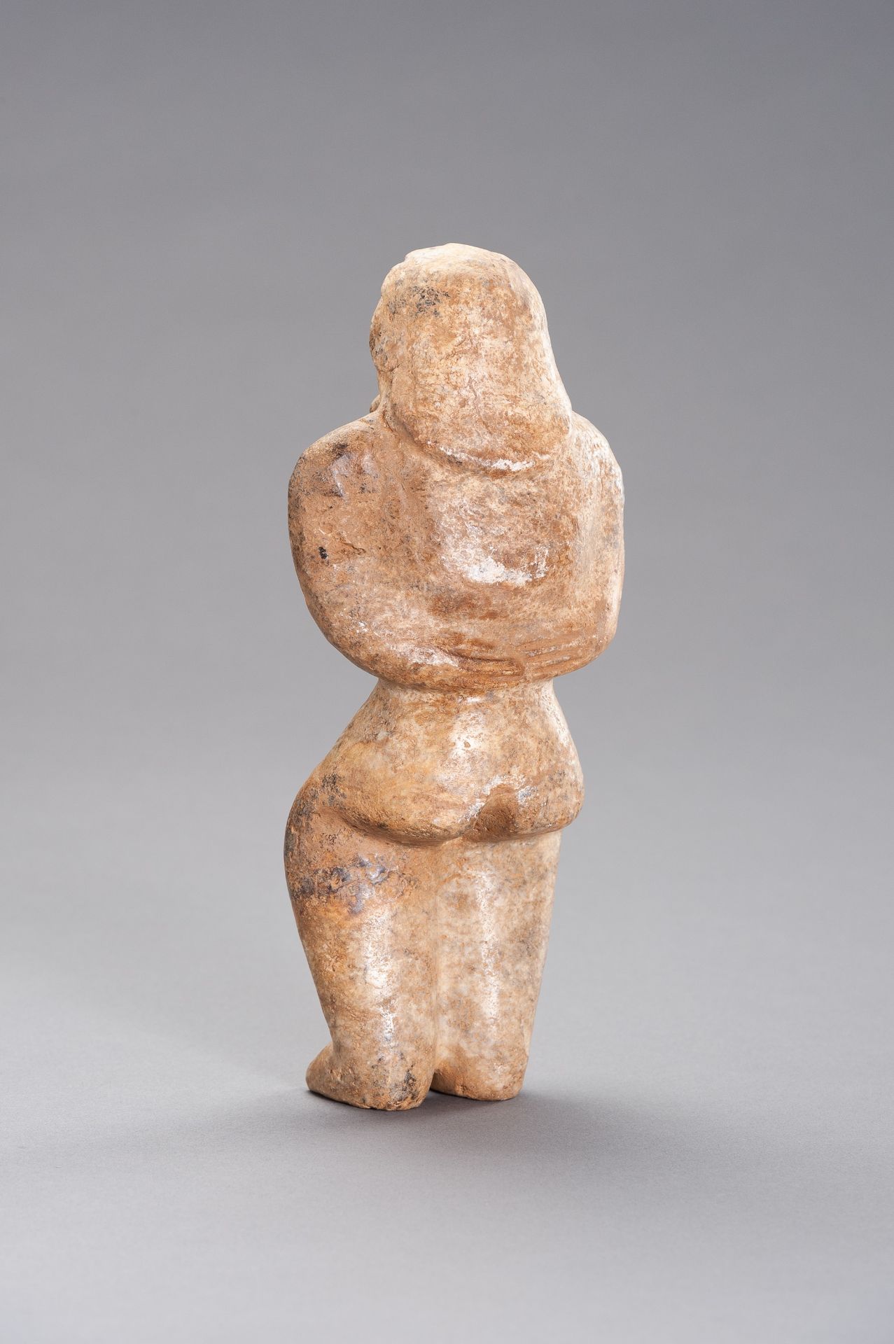 AN INDUS VALLEY STYLE STONE FIGURE OF A FERTILITY GODDESS - Image 7 of 9