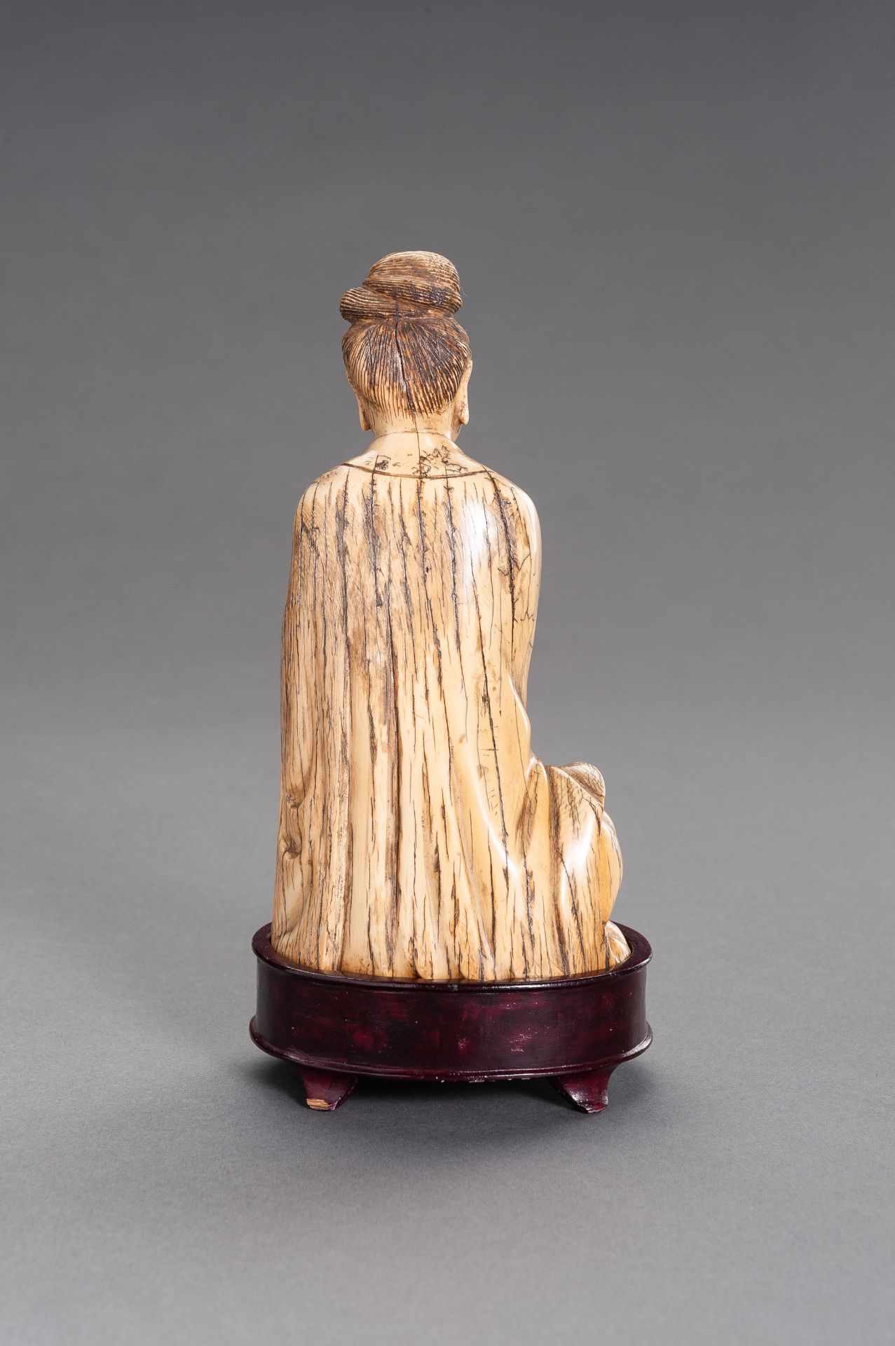 A MING-STYLE IVORY FIGURE OF GUANYIN, QING DYNASTY - Image 5 of 10