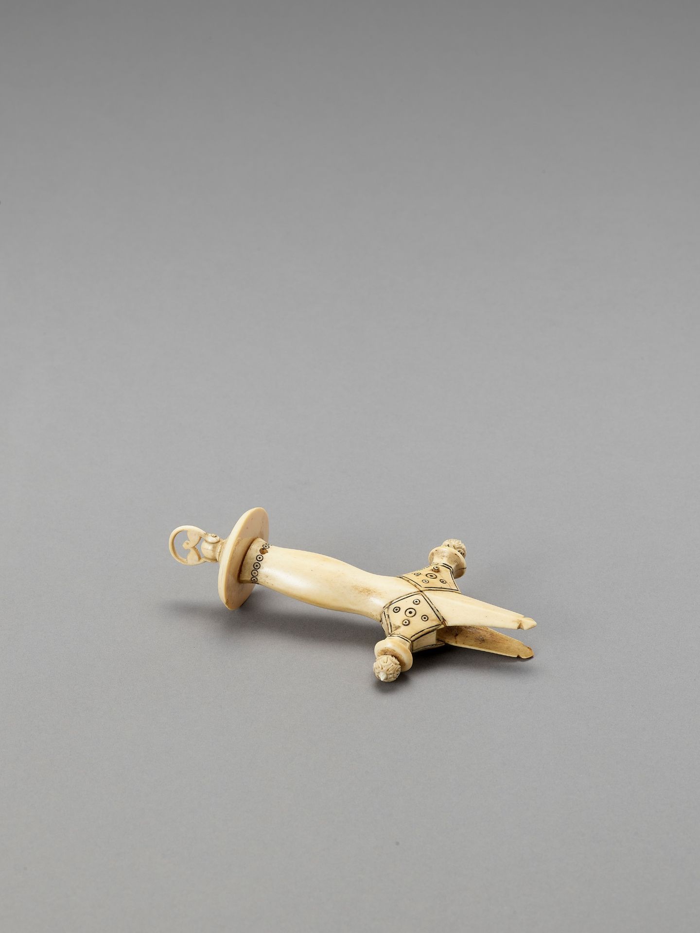 AN INDIAN IVORY SWORD HANDLE