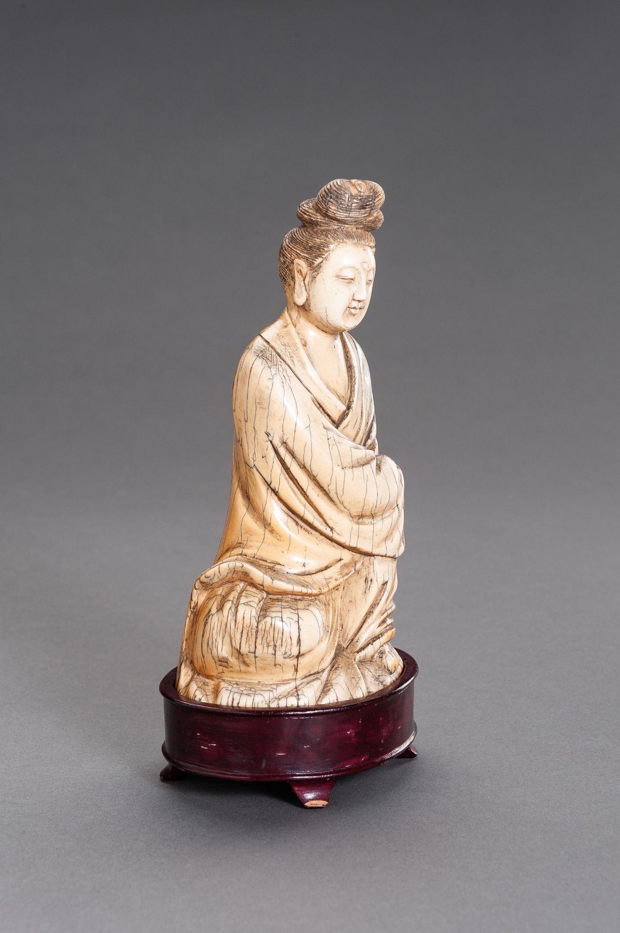 A MING-STYLE IVORY FIGURE OF GUANYIN, QING DYNASTY - Image 3 of 10