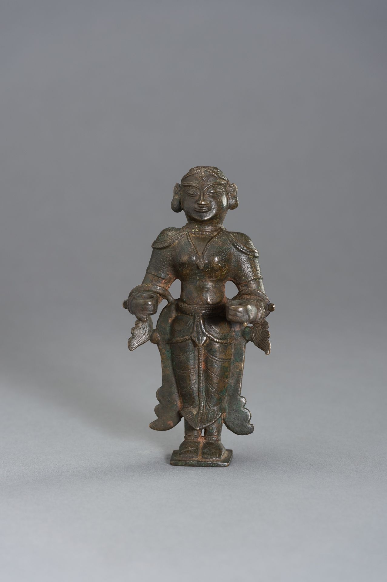 AN 18TH CENTURY INDIAN BRONZE OF A DEVI - Image 2 of 8