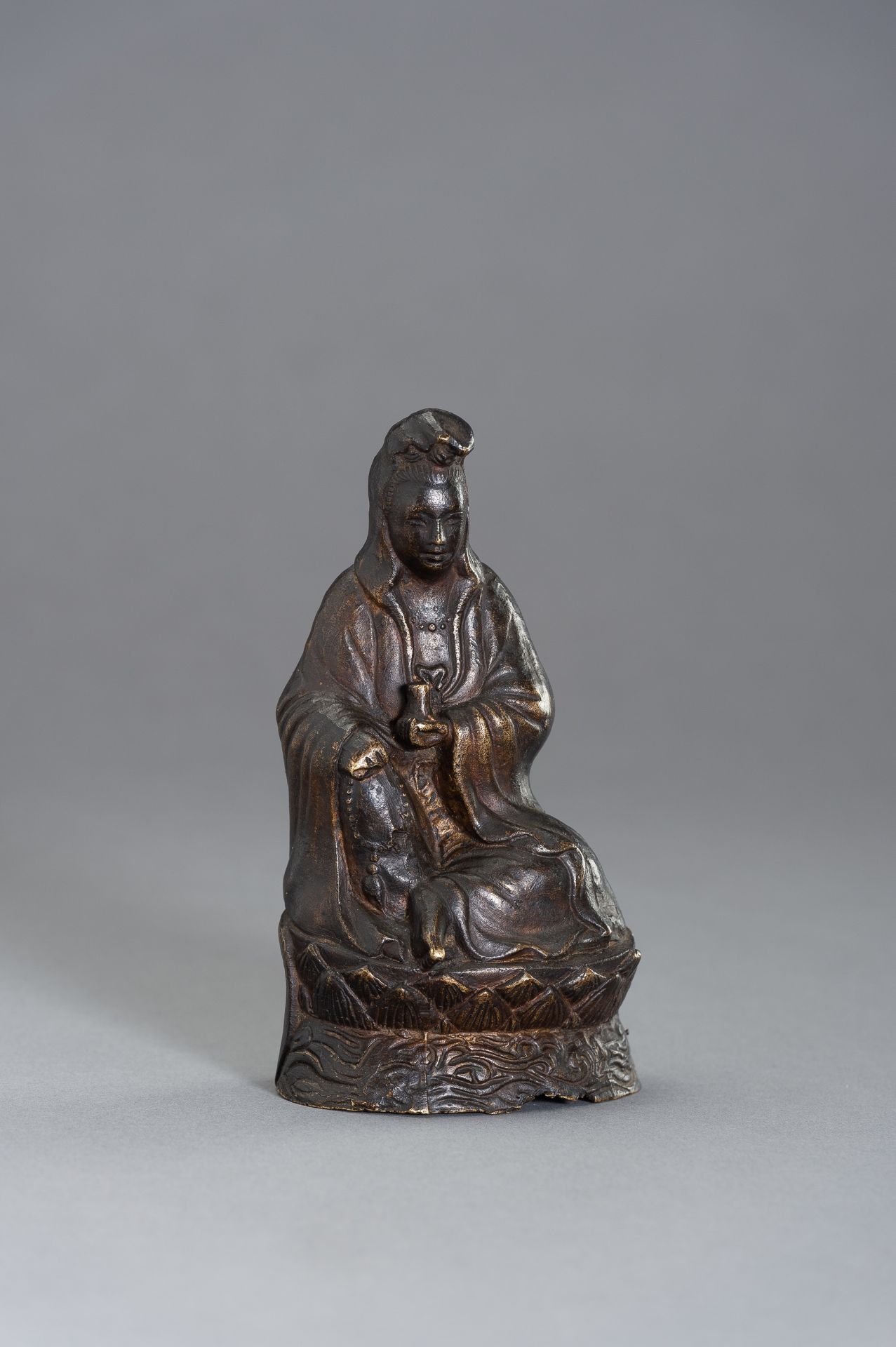 A BRONZE FIGURE OF GUANYIN - Image 3 of 8