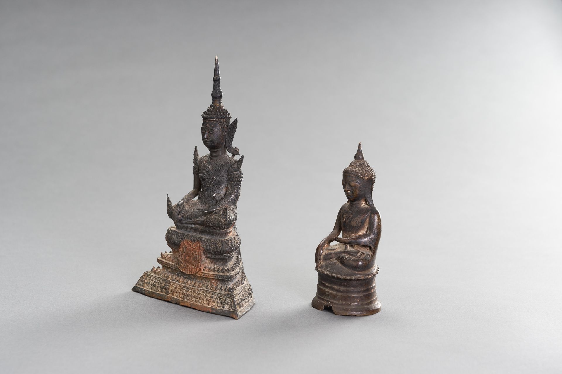 A LOT WITH TWO BRONZE BUDDHA FIGURES, 19TH CENTURY - Image 2 of 7