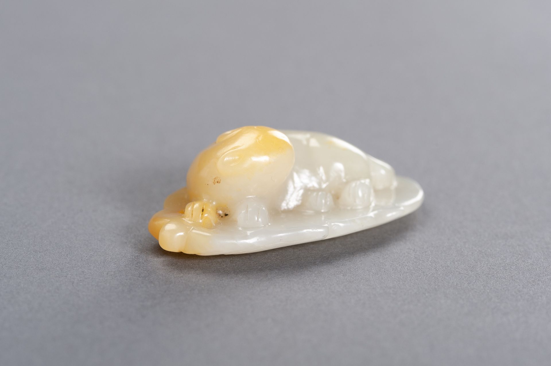 A CELADON AND YELLOW JADE 'CAT ON LEAF' PENDANT, LATE QING TO REPUBLIC - Image 3 of 7