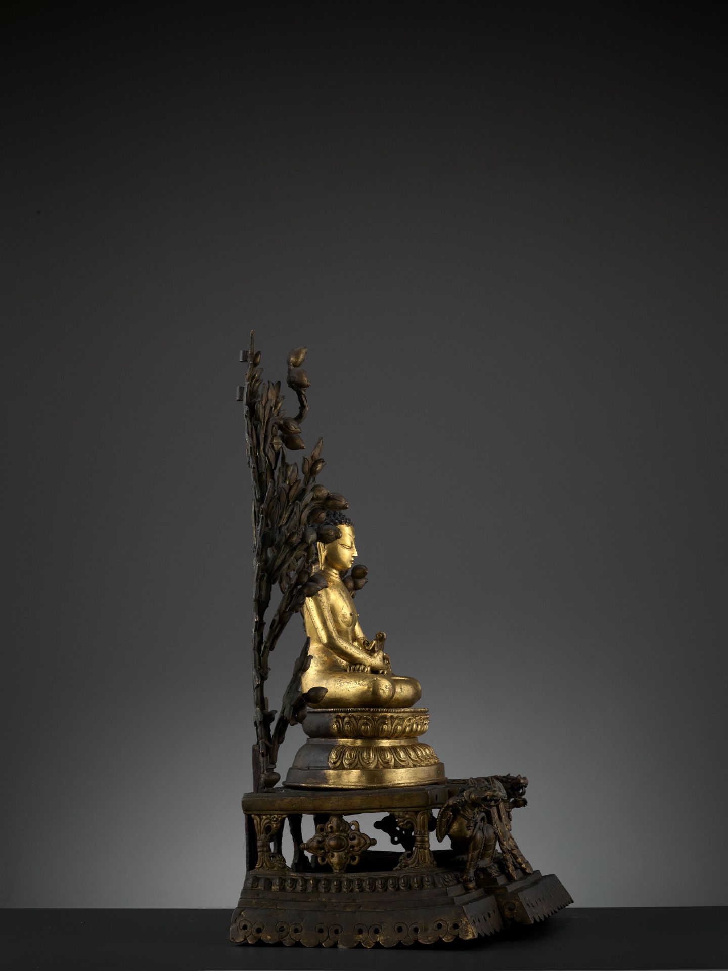 A MONUMENTAL GILT BRONZE SHRINE DEPICTING SAMANTABHADRA AND CONSORT, 17TH - 18TH CENTURY - Bild 13 aus 18