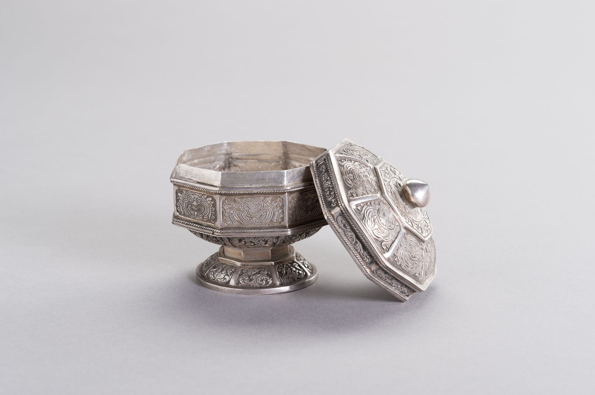 A VIETNAMESE LIDDED SILVER BOX - Image 7 of 8