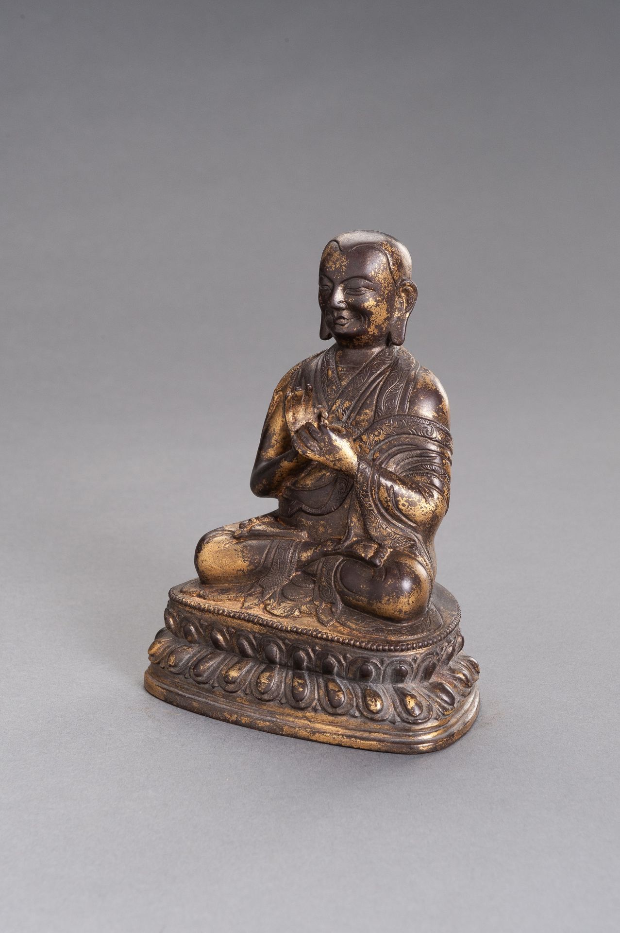 A BRONZE PORTAIT FIGURE OF A LAMA - Image 6 of 7