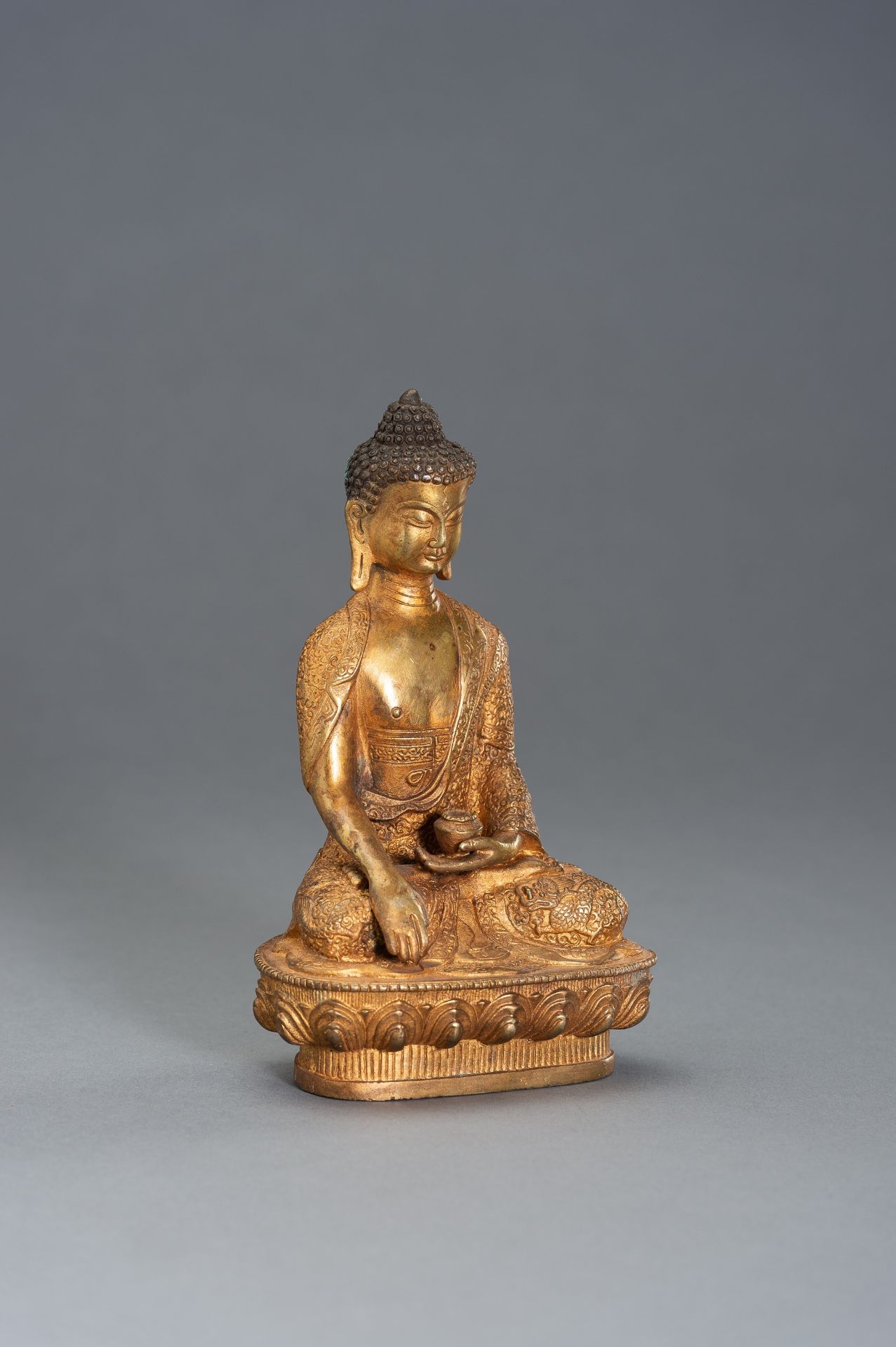 A GILT BRONZE BUDDHA - Image 3 of 8