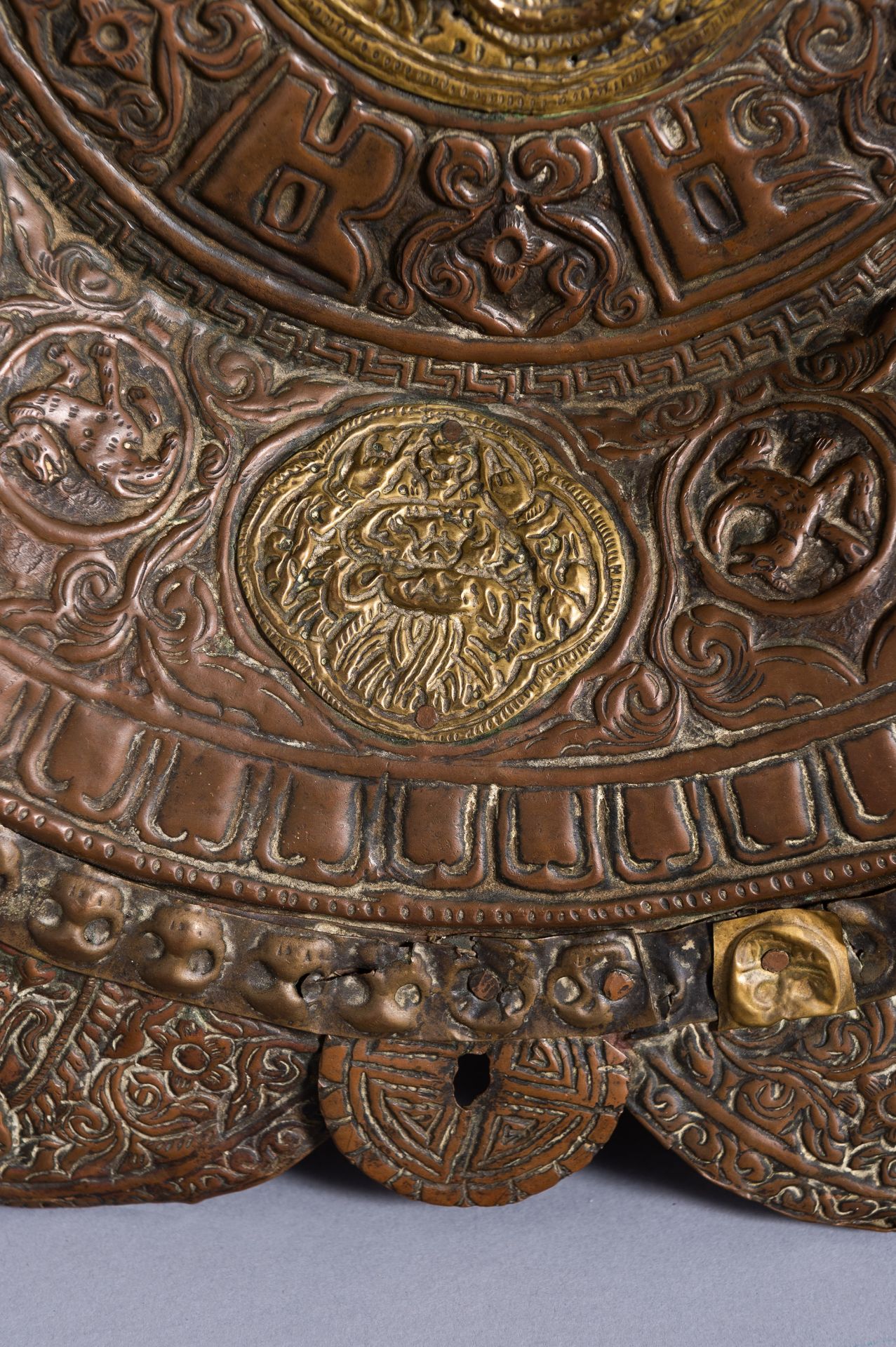 A LARGE COPPER REPOUSSE ALMS DISH - Image 5 of 11