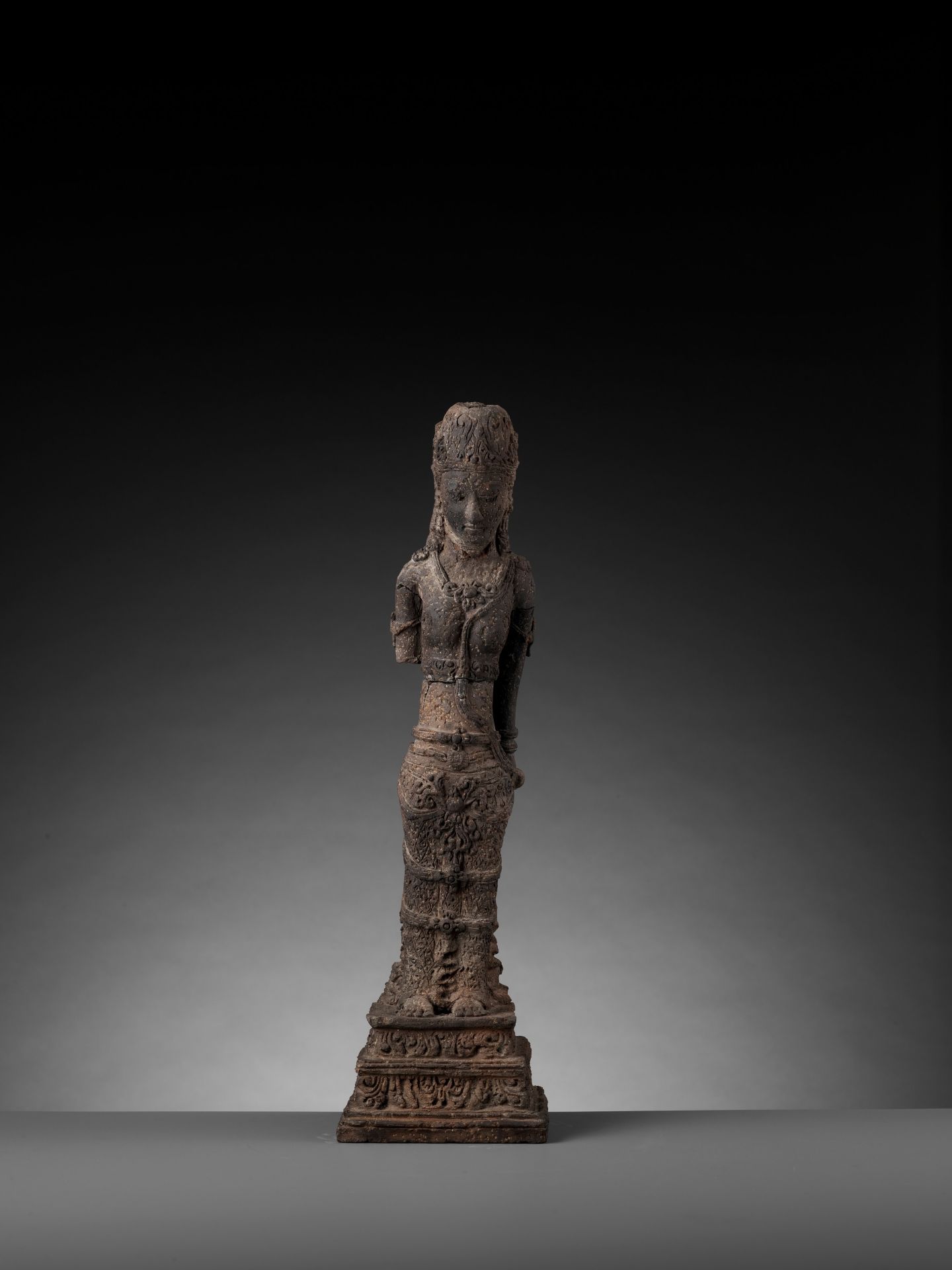 A TERRACOTTA FIGURE OF A FEMALE DEITY, MAJAPAHIT - Image 4 of 9