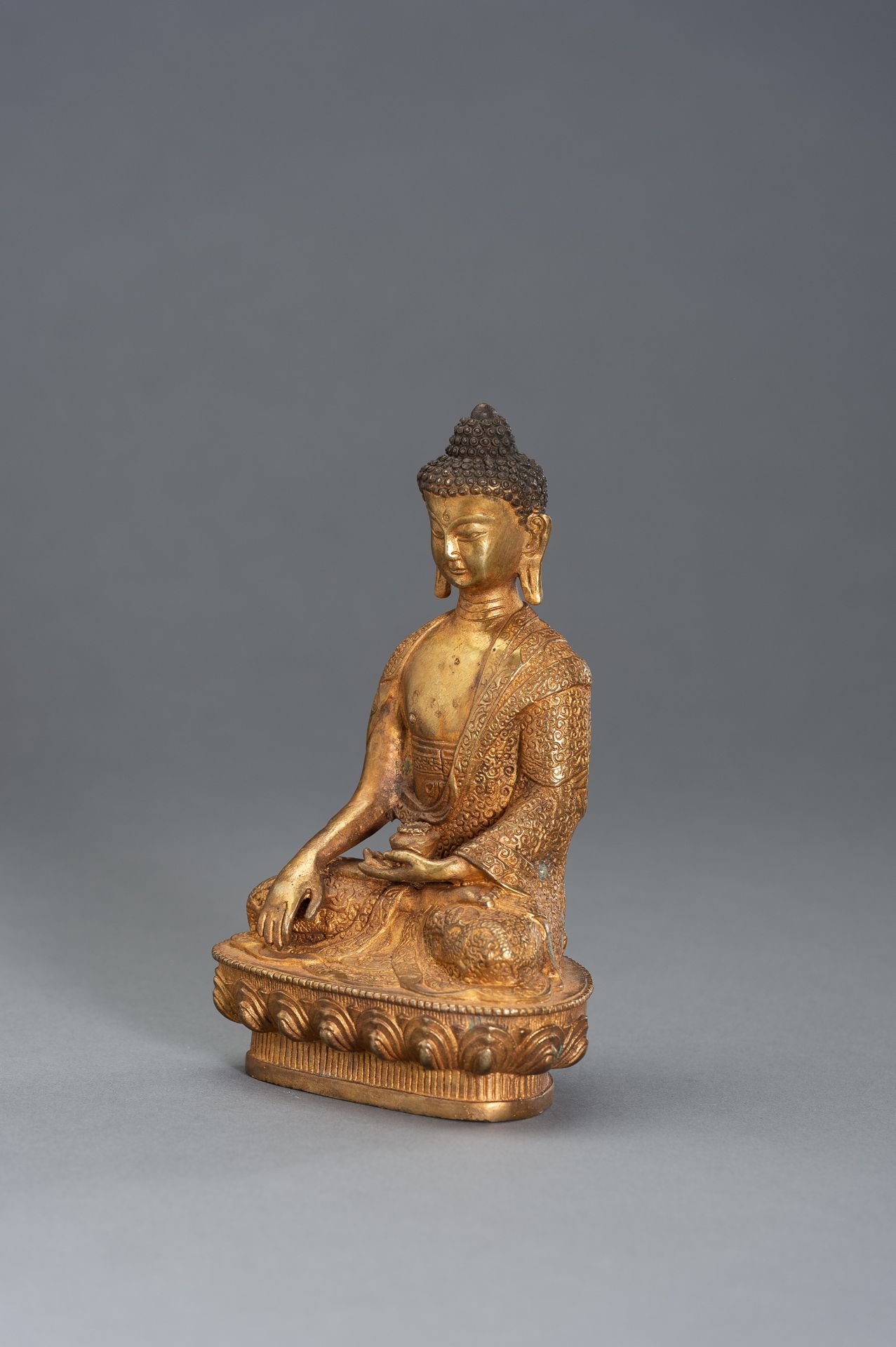 A GILT BRONZE BUDDHA - Image 7 of 8