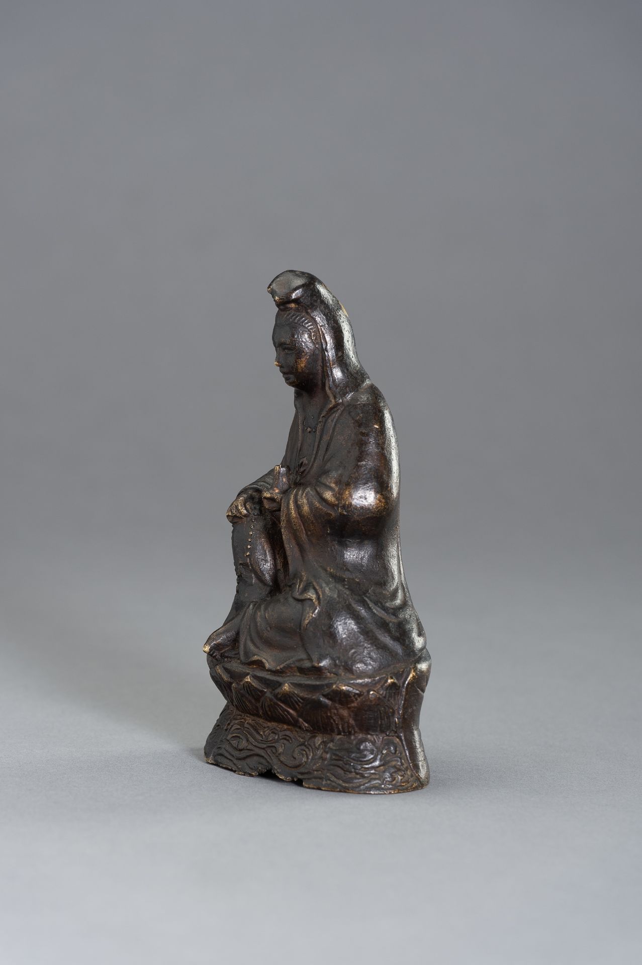 A BRONZE FIGURE OF GUANYIN - Image 2 of 8