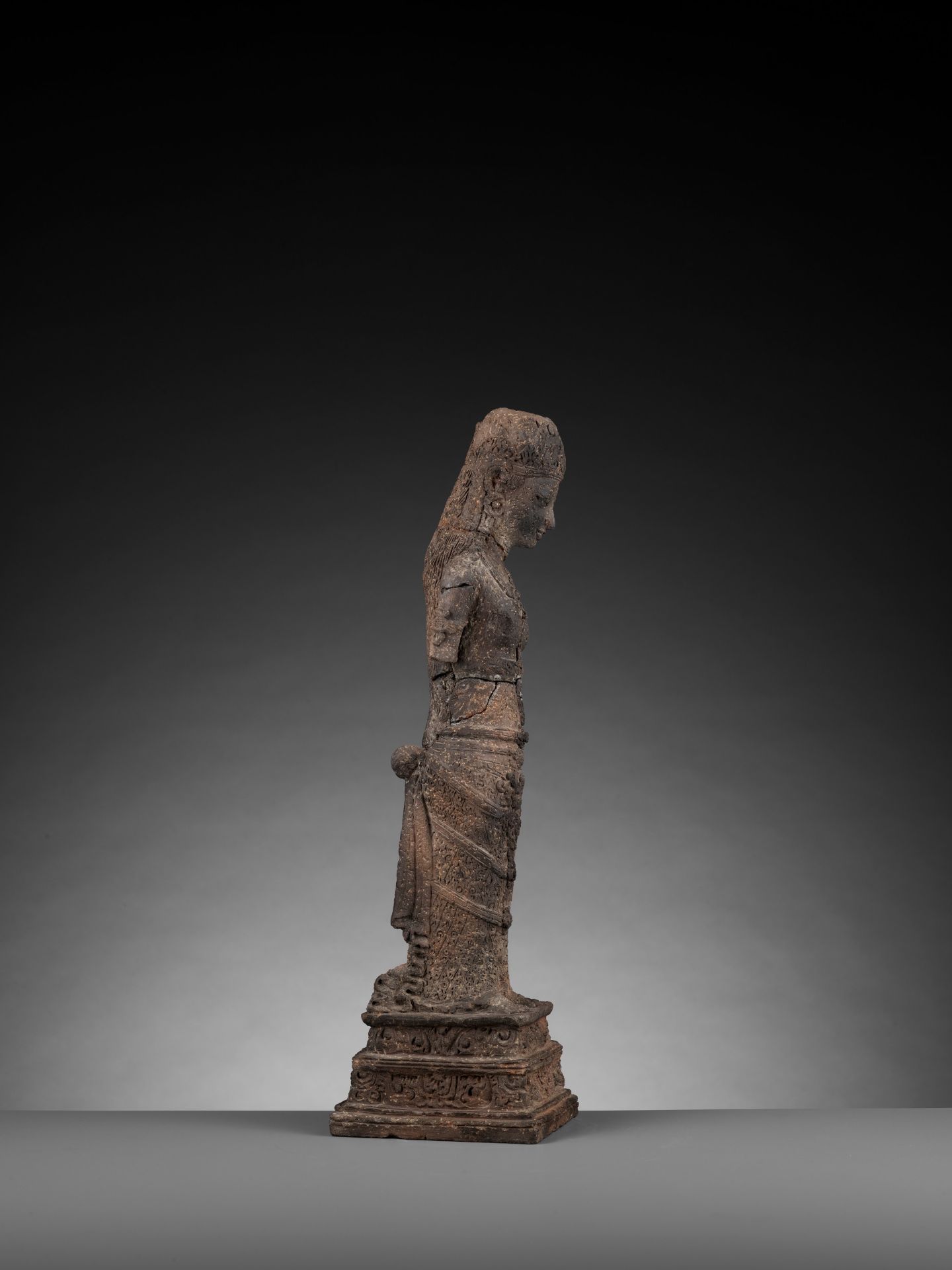 A TERRACOTTA FIGURE OF A FEMALE DEITY, MAJAPAHIT - Image 2 of 9